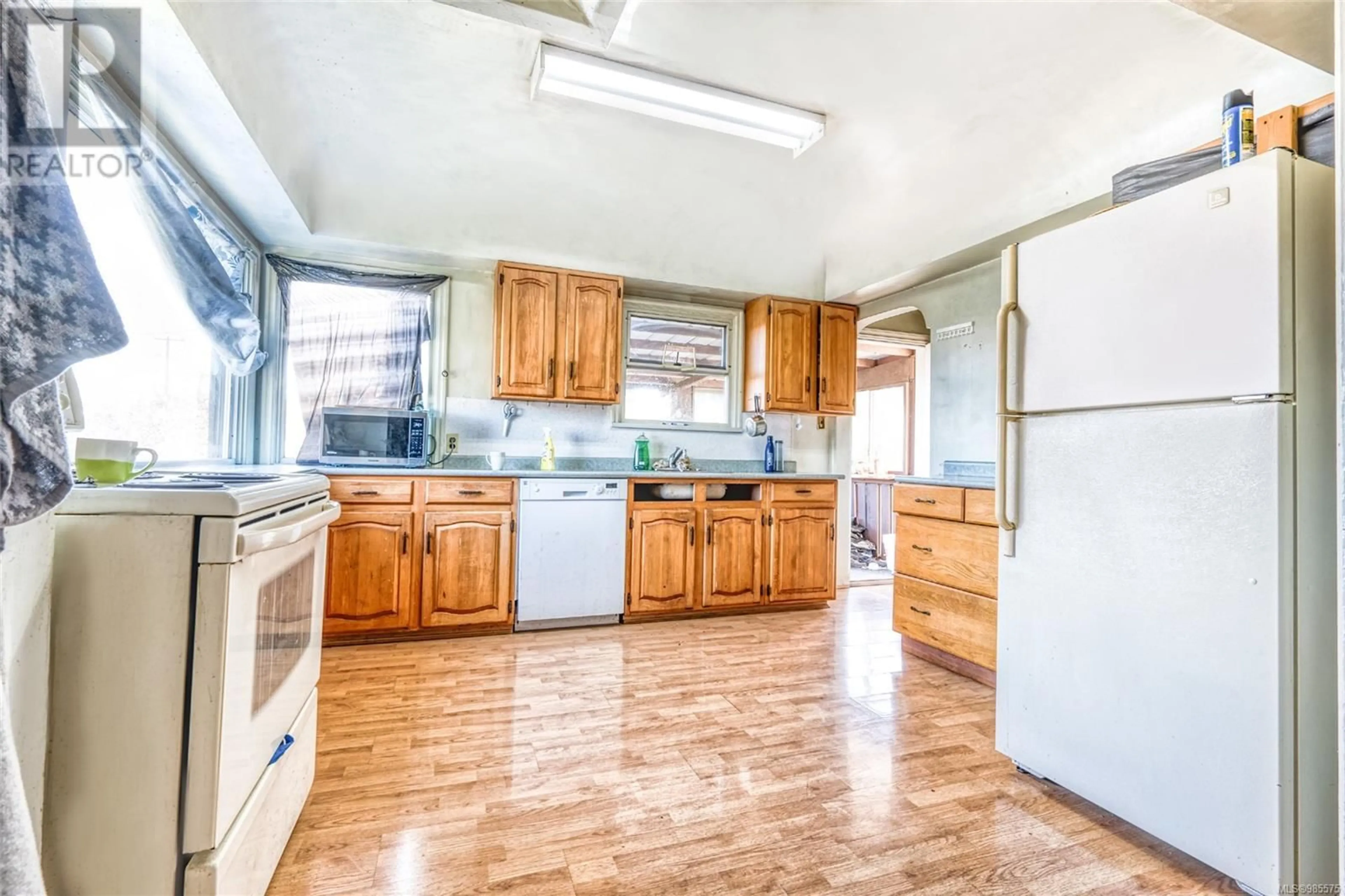 Standard kitchen, unknown for 135 Burnside Rd W, Saanich British Columbia V9A1B9