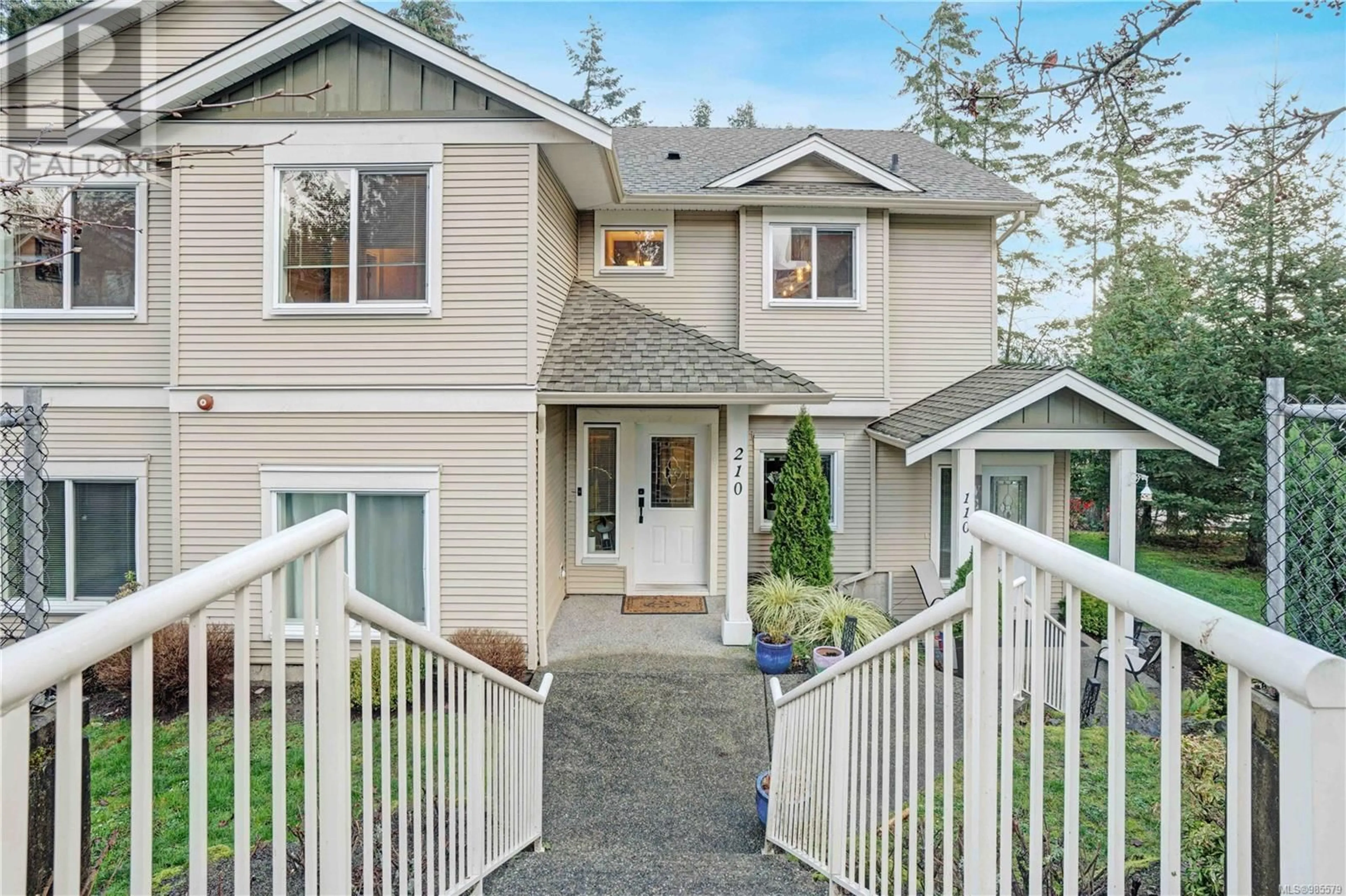Home with vinyl exterior material, street for 210 - 812 OAKHILLS VISTA, Nanaimo British Columbia V9R0A3