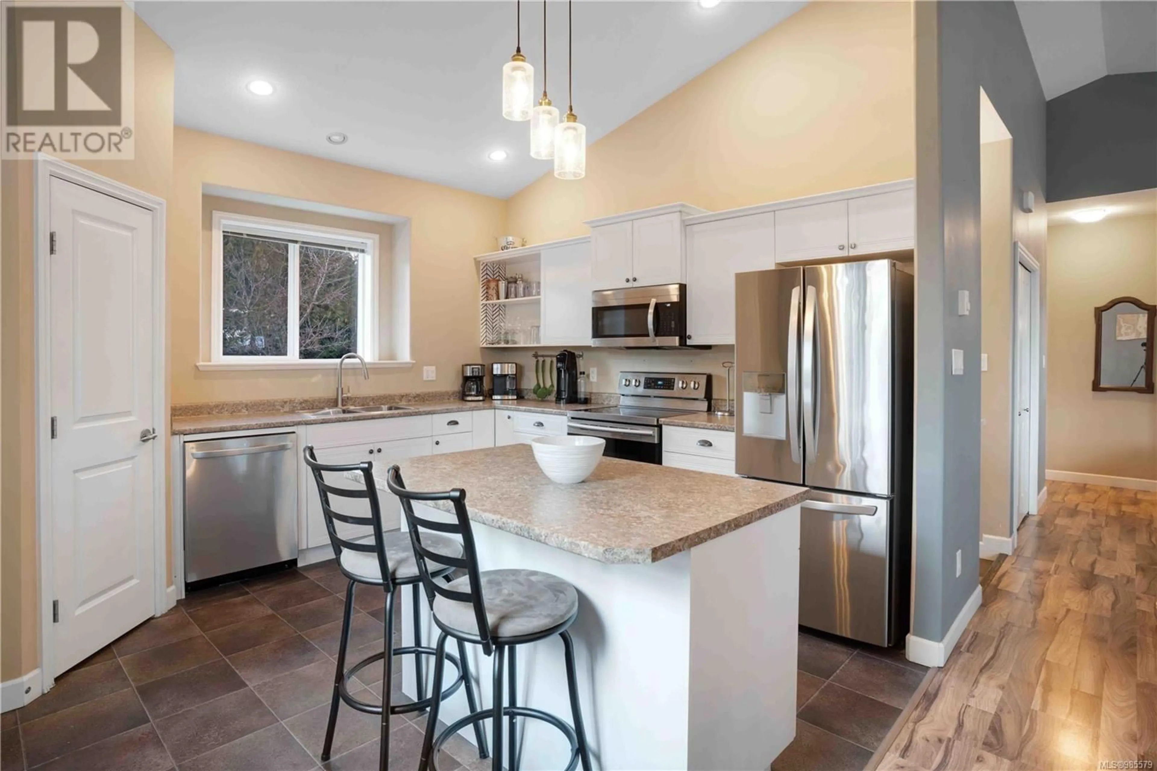 Open concept kitchen, ceramic/tile floor for 210 - 812 OAKHILLS VISTA, Nanaimo British Columbia V9R0A3