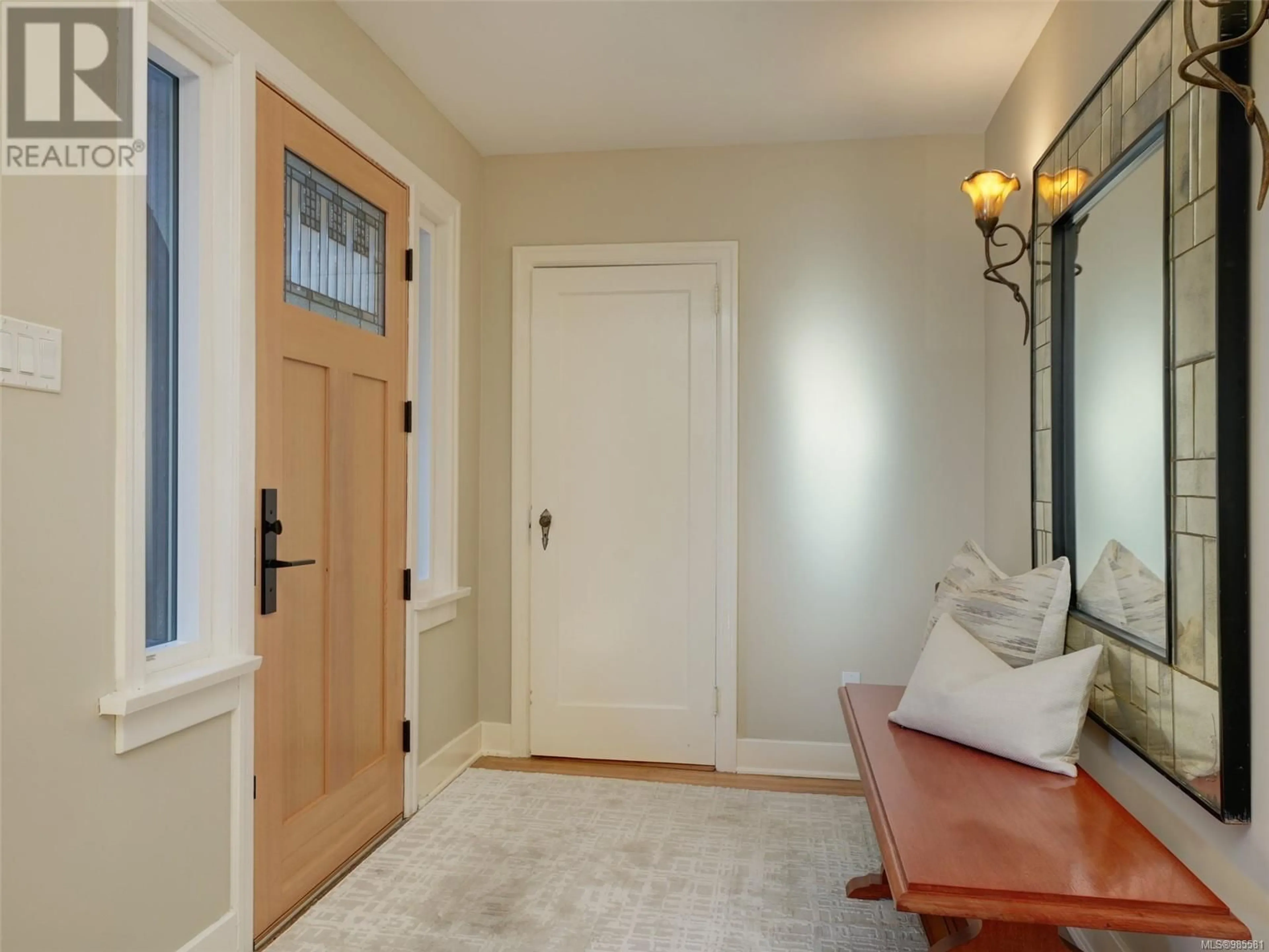 Indoor entryway for 45 Linden Ave, Victoria British Columbia V8V4C9