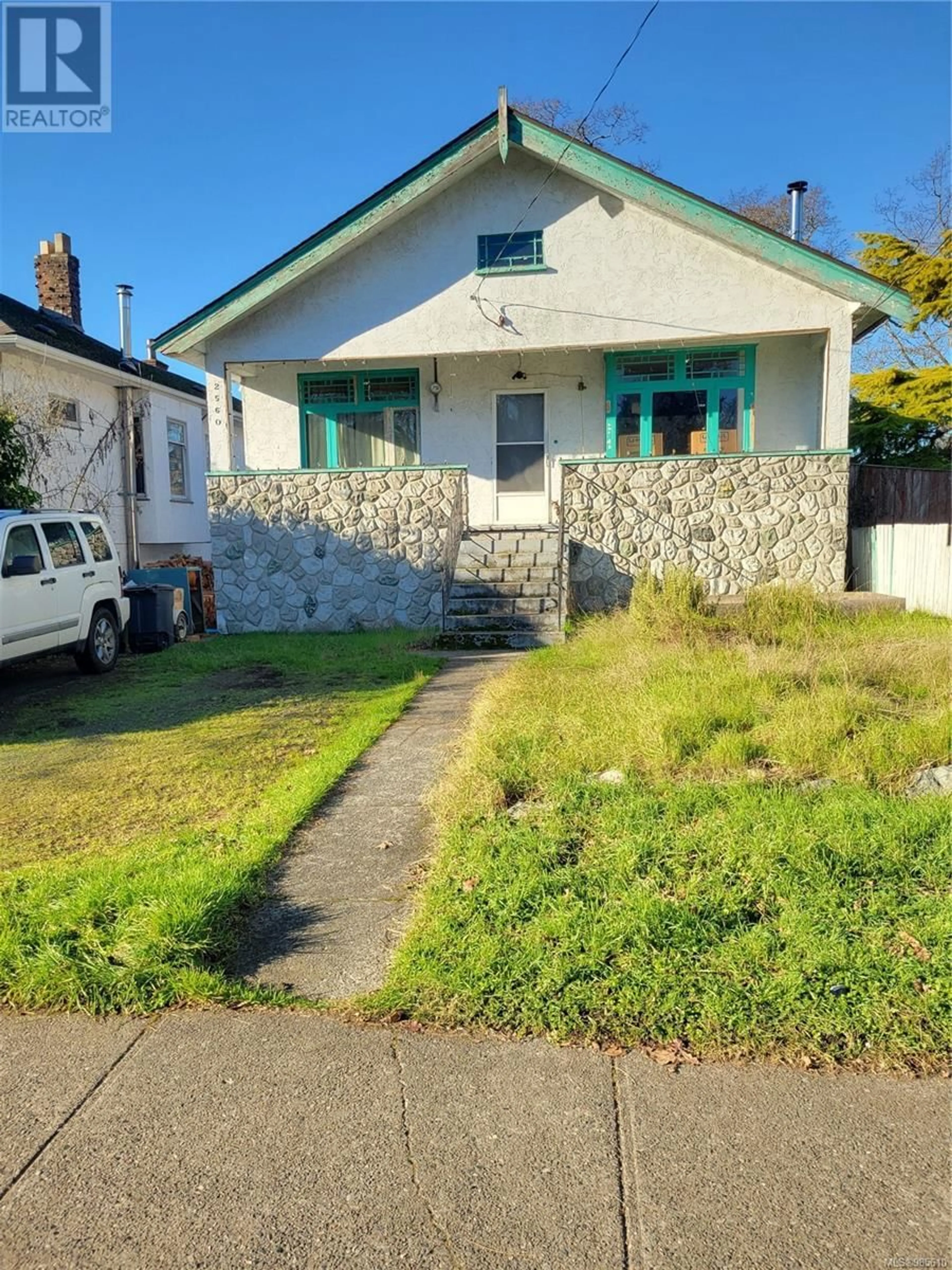 A pic from outside/outdoor area/front of a property/back of a property/a pic from drone, street for 2560 shelbourne St, Victoria British Columbia V8R4L5