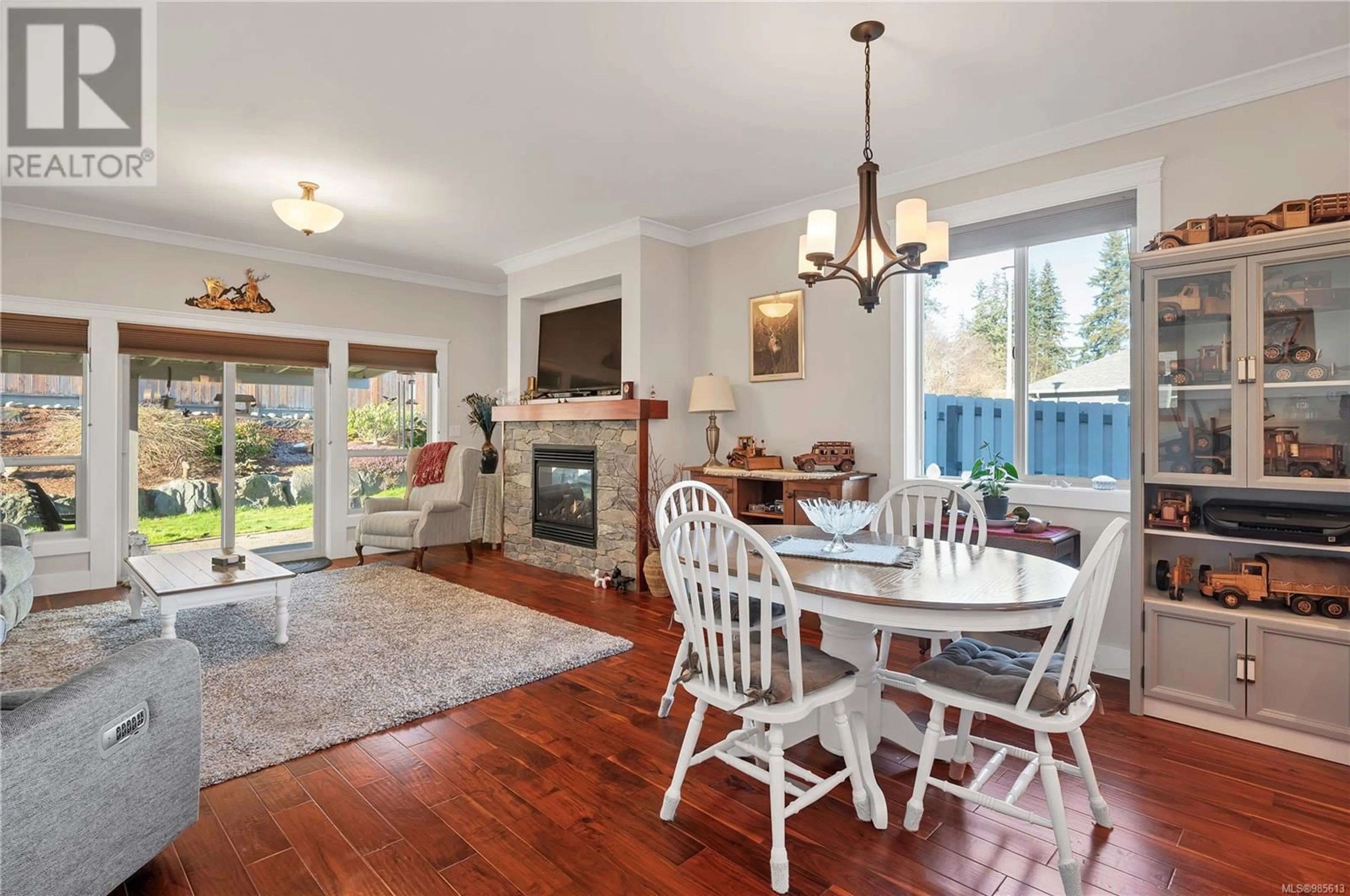 Dining room, wood/laminate floor for 612 Eagle View Pl, Campbell River British Columbia V9W0B2