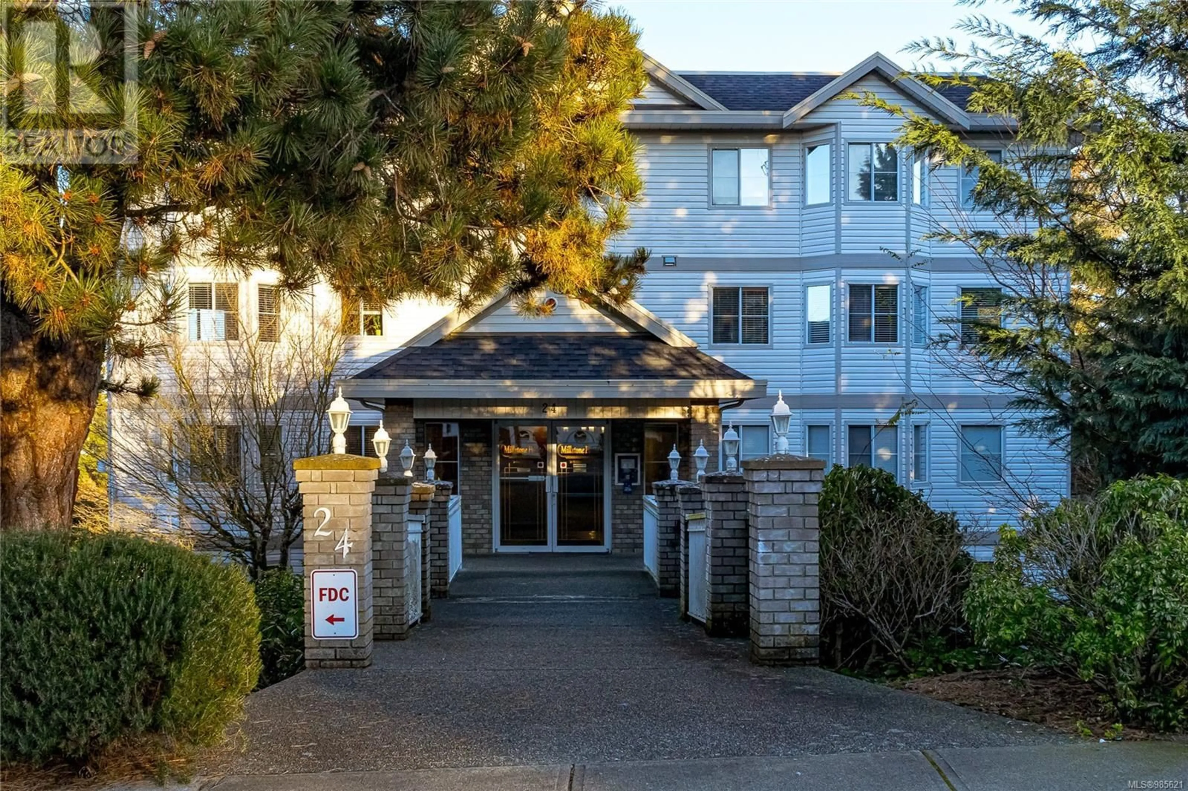 Indoor foyer for 106 24 Prideaux St, Nanaimo British Columbia V9R2M4