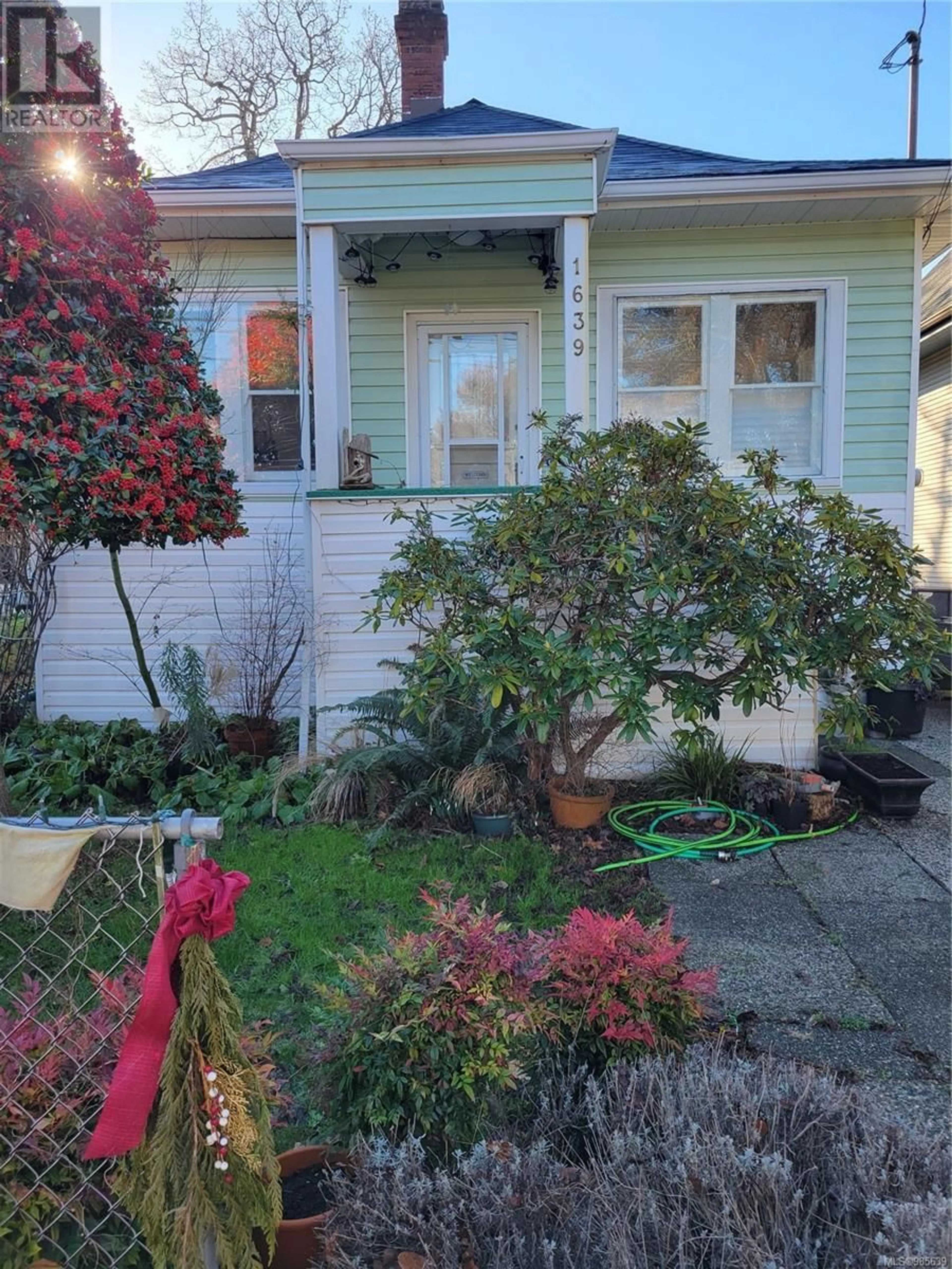 A pic from outside/outdoor area/front of a property/back of a property/a pic from drone, street for 1639 Haultain St, Victoria British Columbia V8R2K8