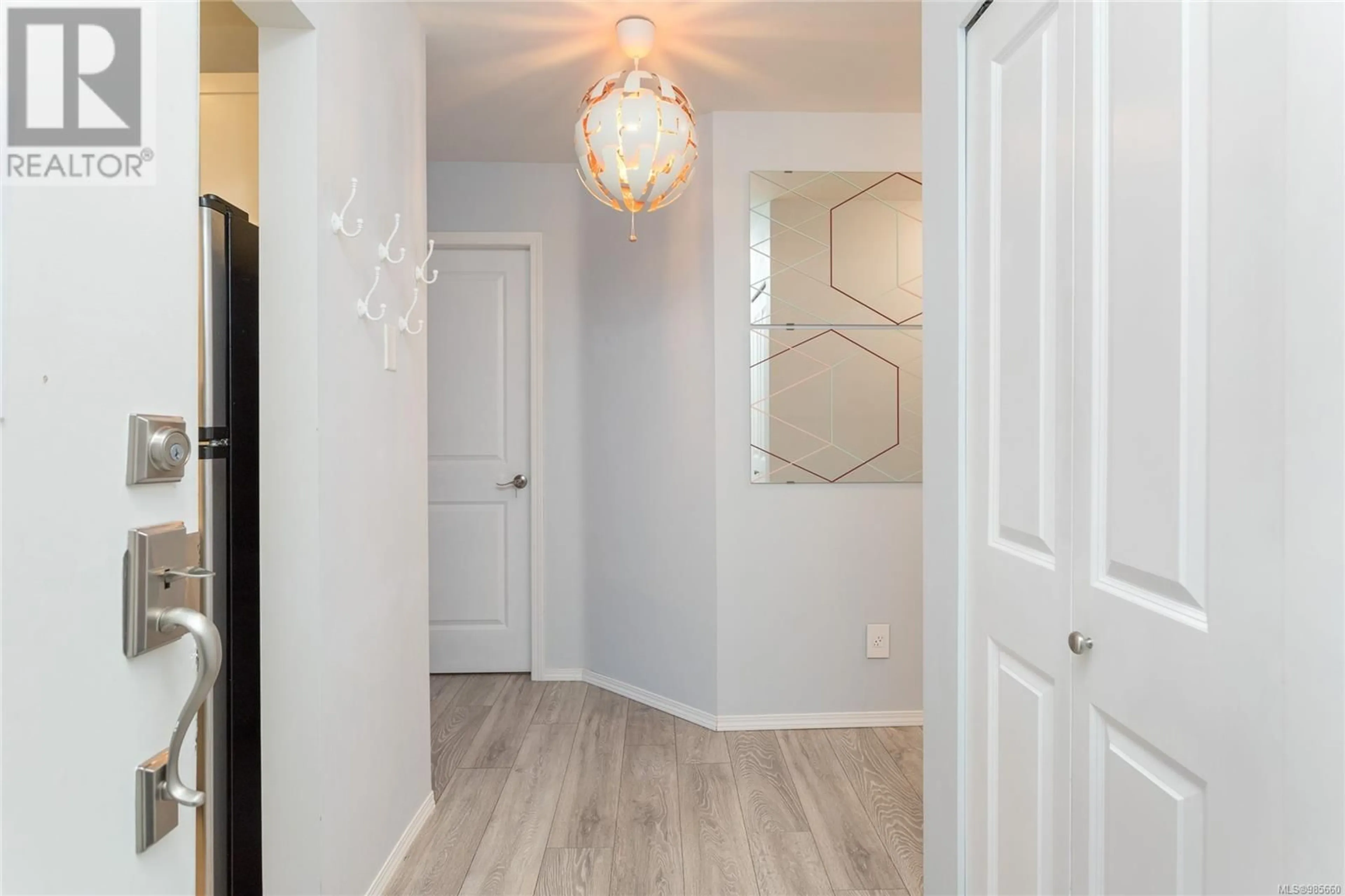 Indoor entryway for 216 3277 Quadra St, Saanich British Columbia V8X4W9