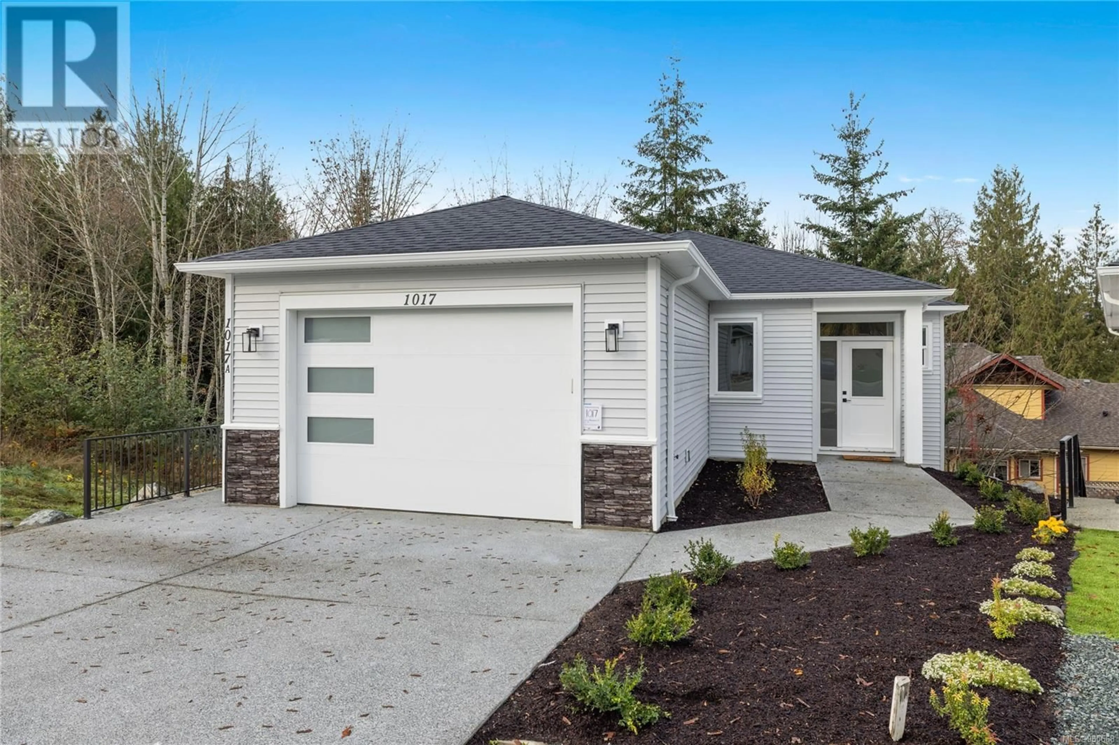 Home with vinyl exterior material, street for 1017 Rozzano Pl, Ladysmith British Columbia V9G1P8