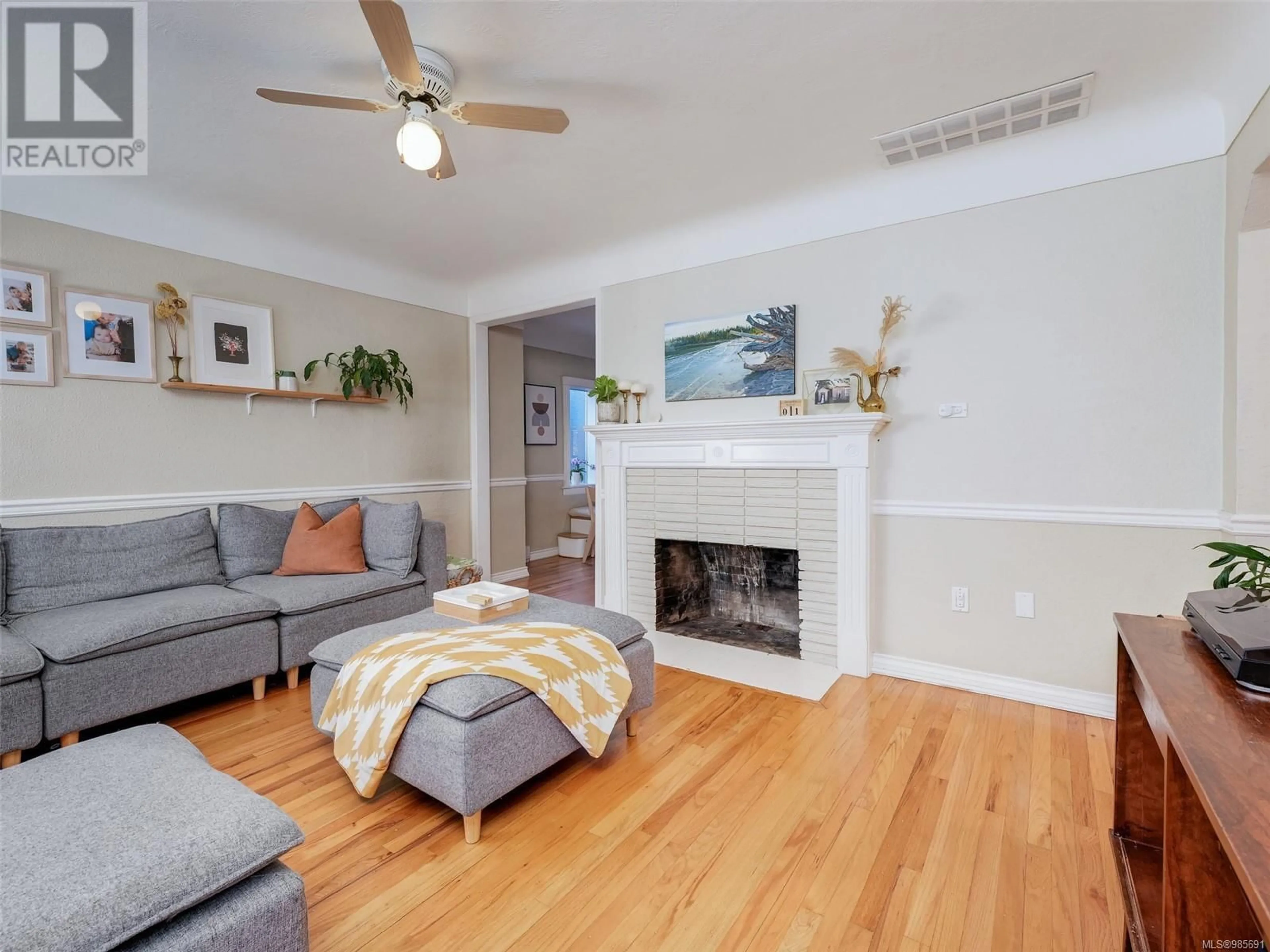 Living room with furniture, wood/laminate floor for 4080 Tuxedo Dr, Saanich British Columbia V8X2L3