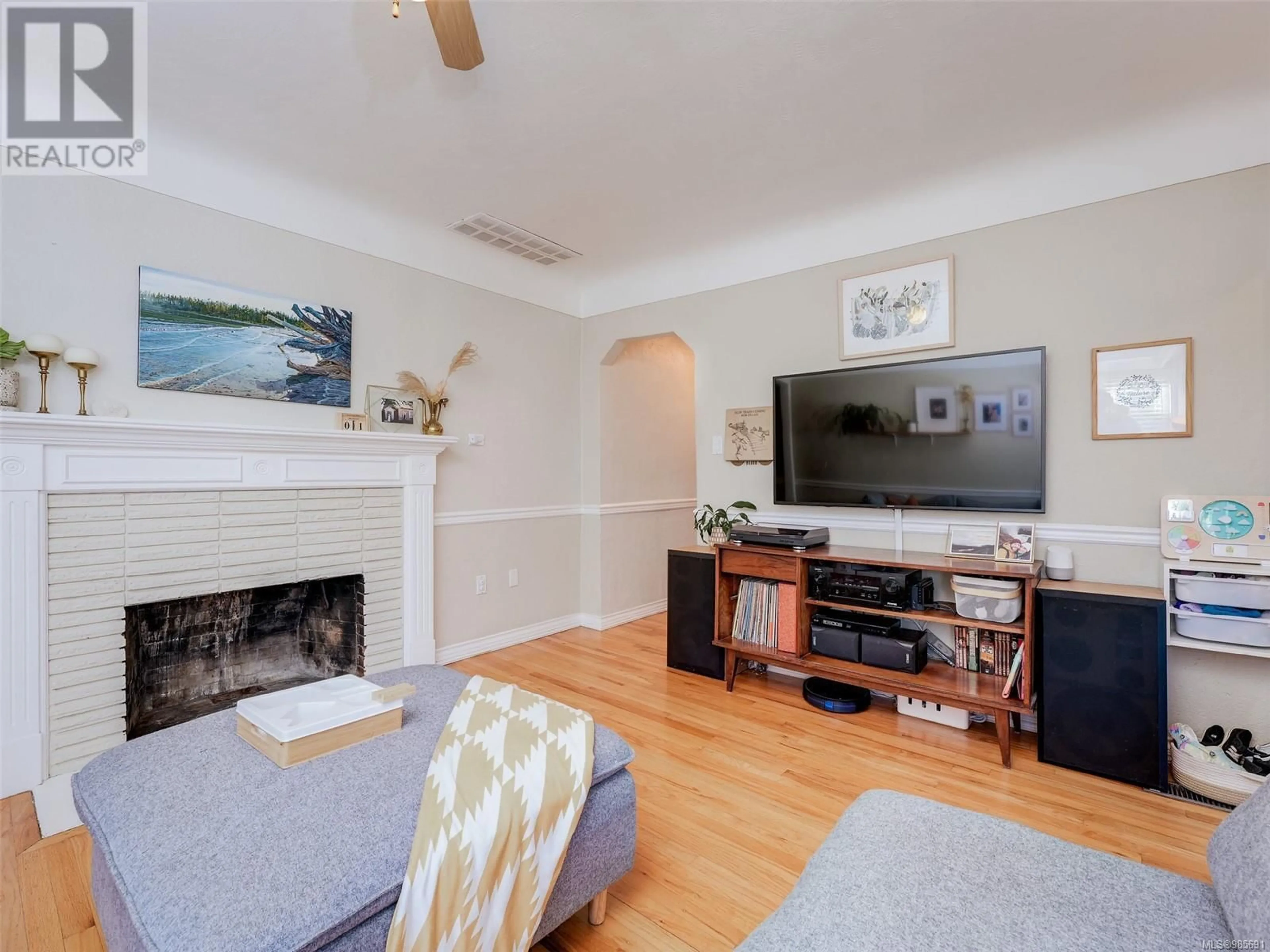 Living room with furniture, wood/laminate floor for 4080 Tuxedo Dr, Saanich British Columbia V8X2L3