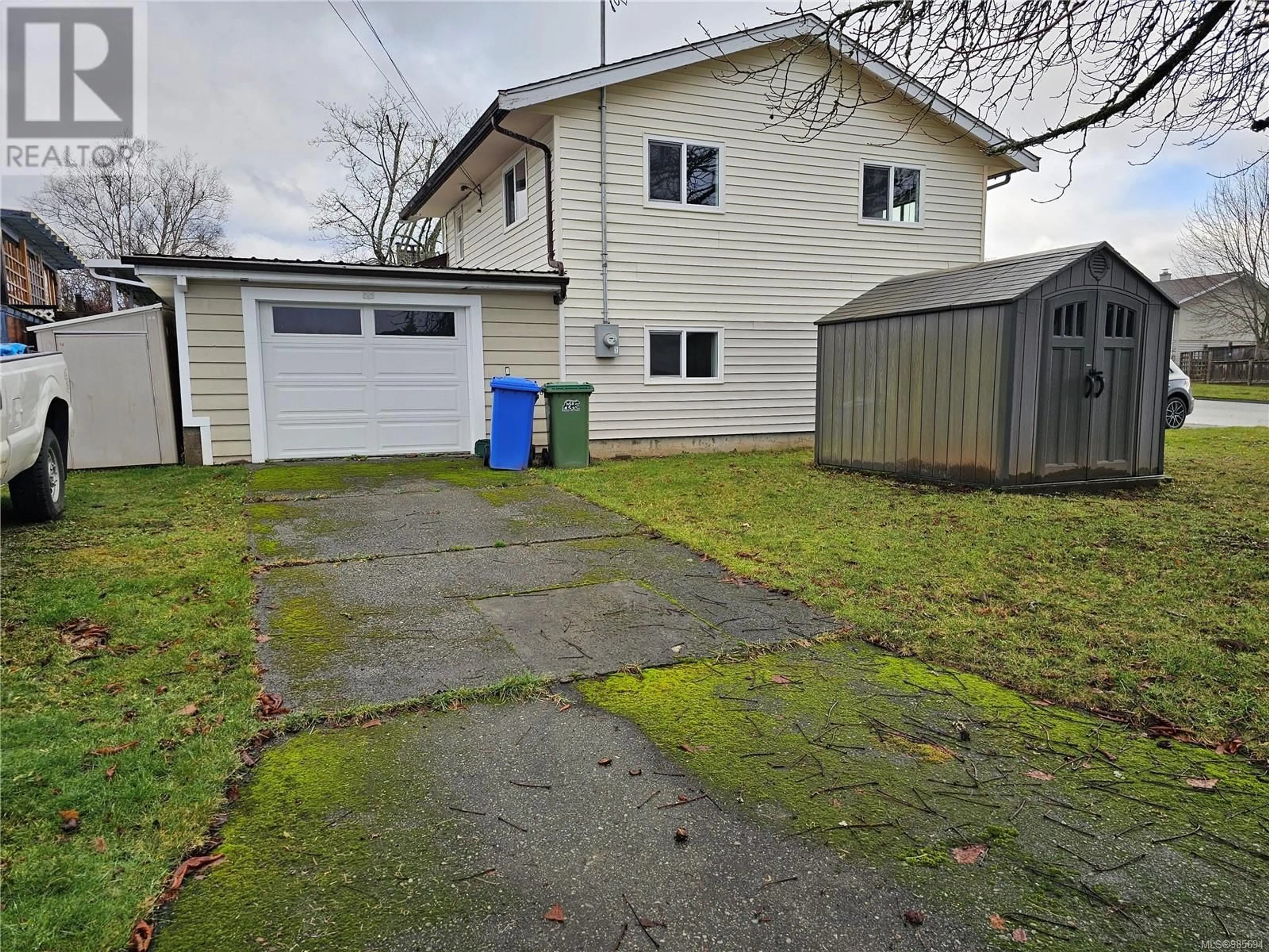 A pic from outside/outdoor area/front of a property/back of a property/a pic from drone, street for 4199 Glenside Rd, Port Alberni British Columbia V9Y5X2