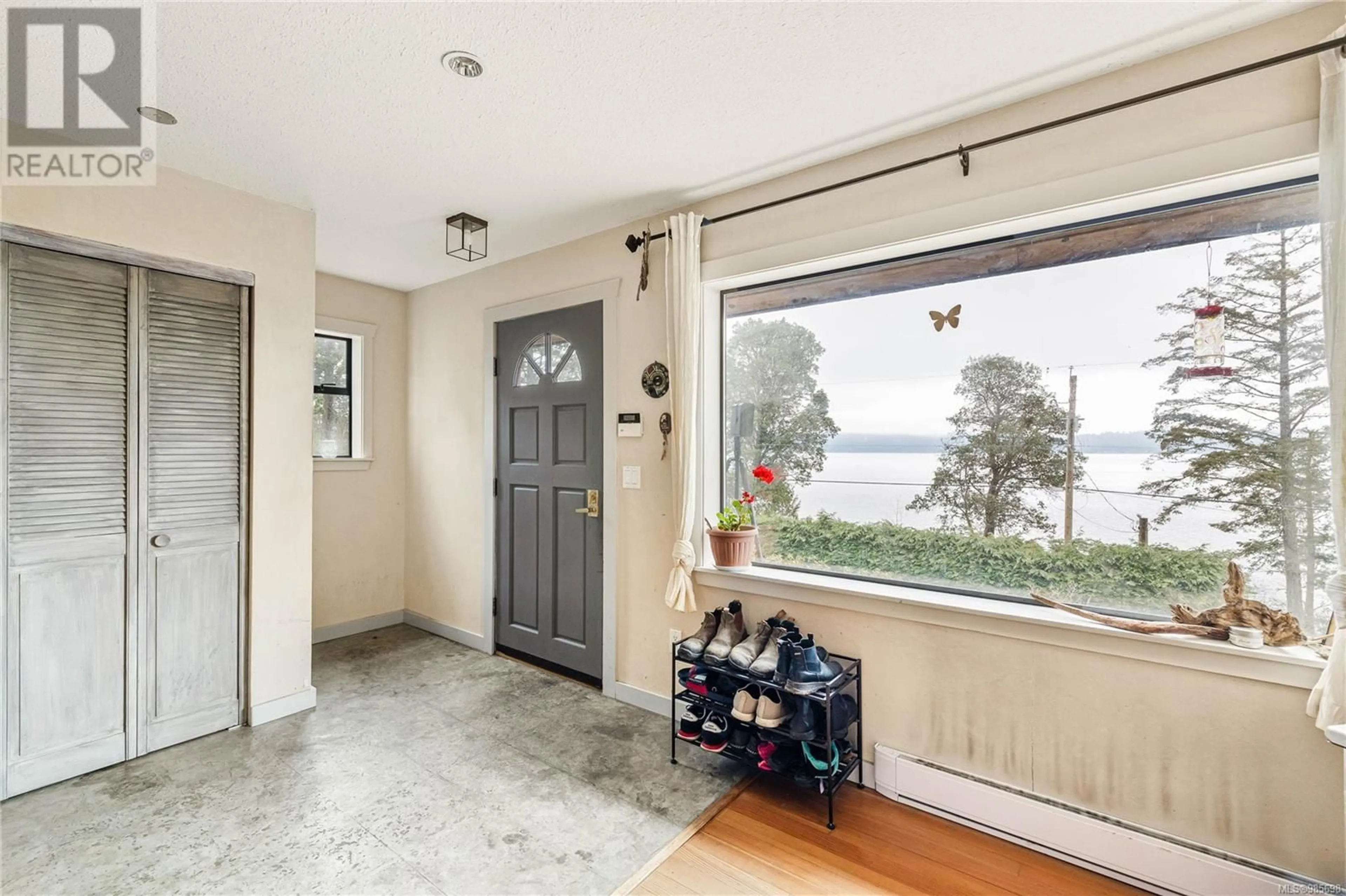 Indoor entryway for 970 Walkers Hook Rd, Salt Spring British Columbia V8K1B5