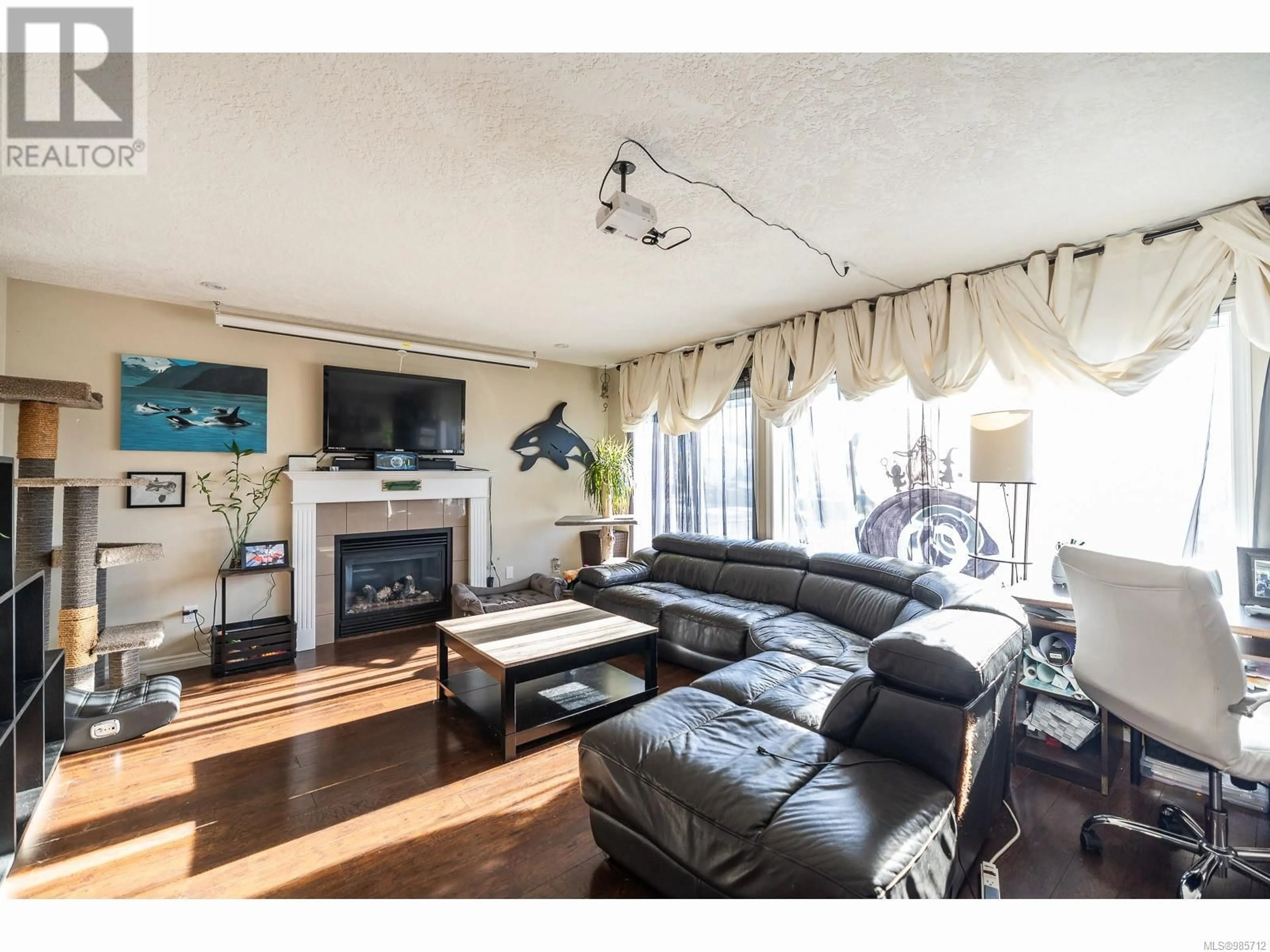 Living room with furniture, wood/laminate floor for 1426 NOEL Ave, Comox British Columbia V9M3C6