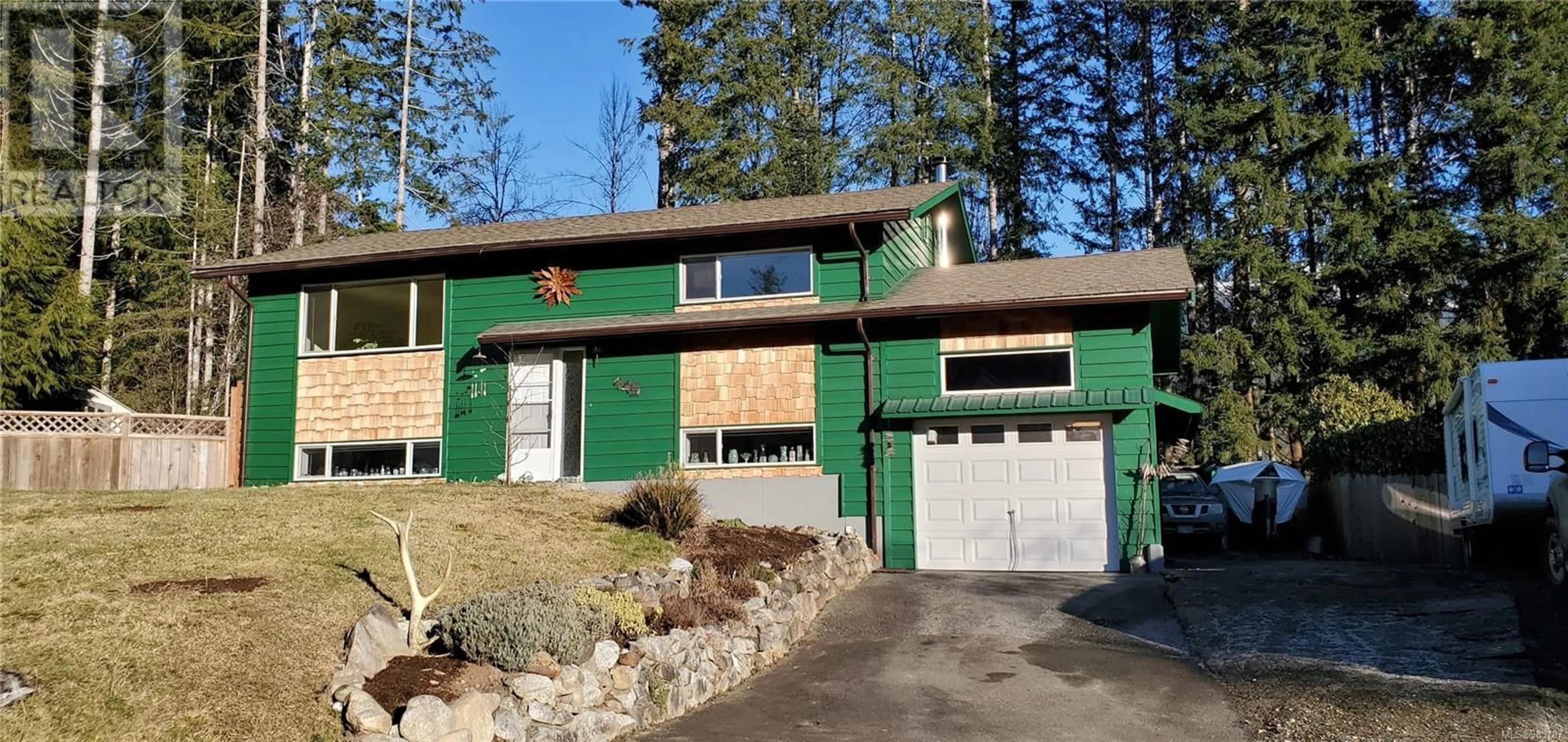 Home with vinyl exterior material, street for 445 Cedar Crt, Gold River British Columbia V0P1G0