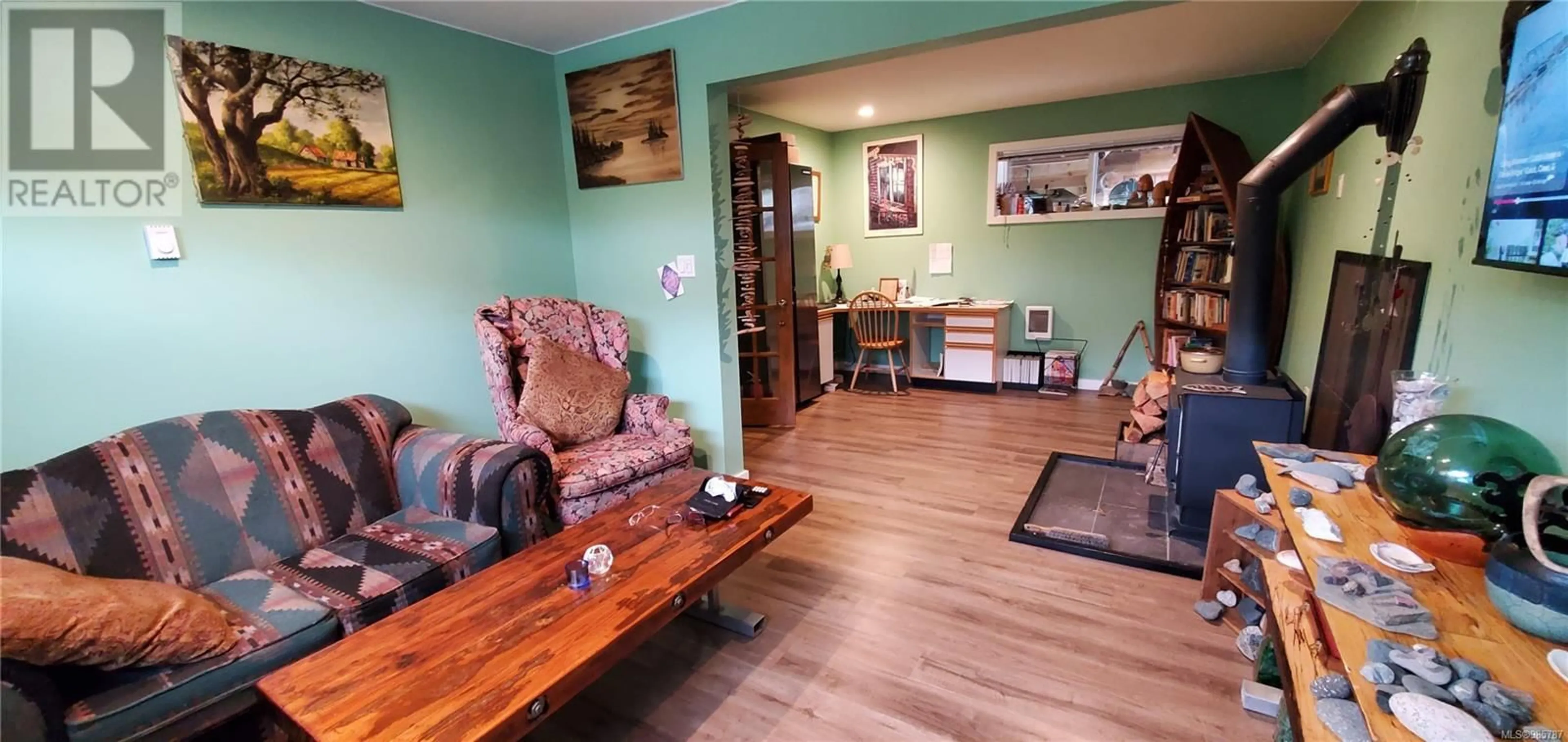 Living room with furniture, wood/laminate floor for 445 Cedar Crt, Gold River British Columbia V0P1G0