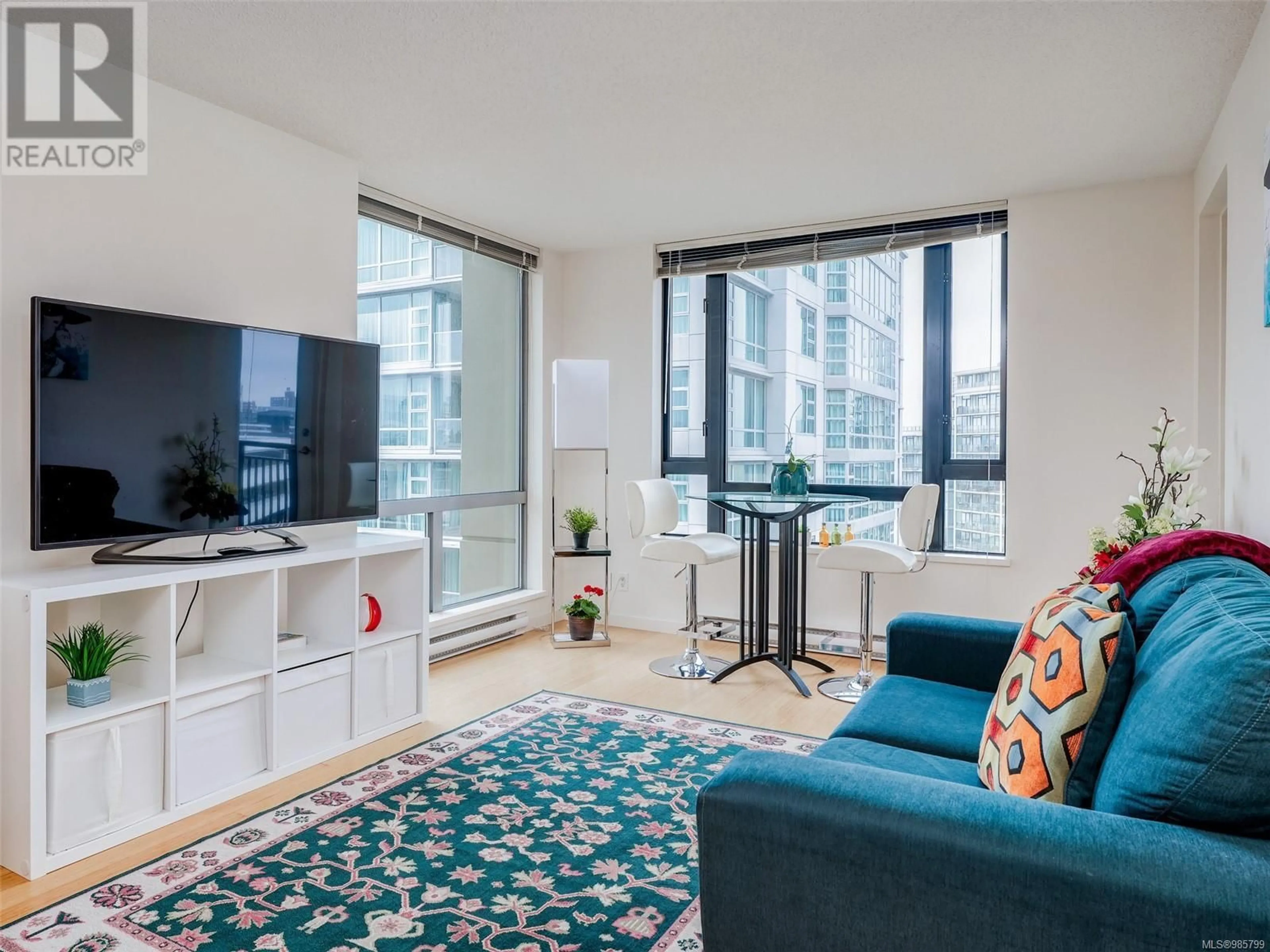 Living room with furniture, unknown for 1010 - 751 FAIRFIELD ROAD, Victoria British Columbia V8W3Z5