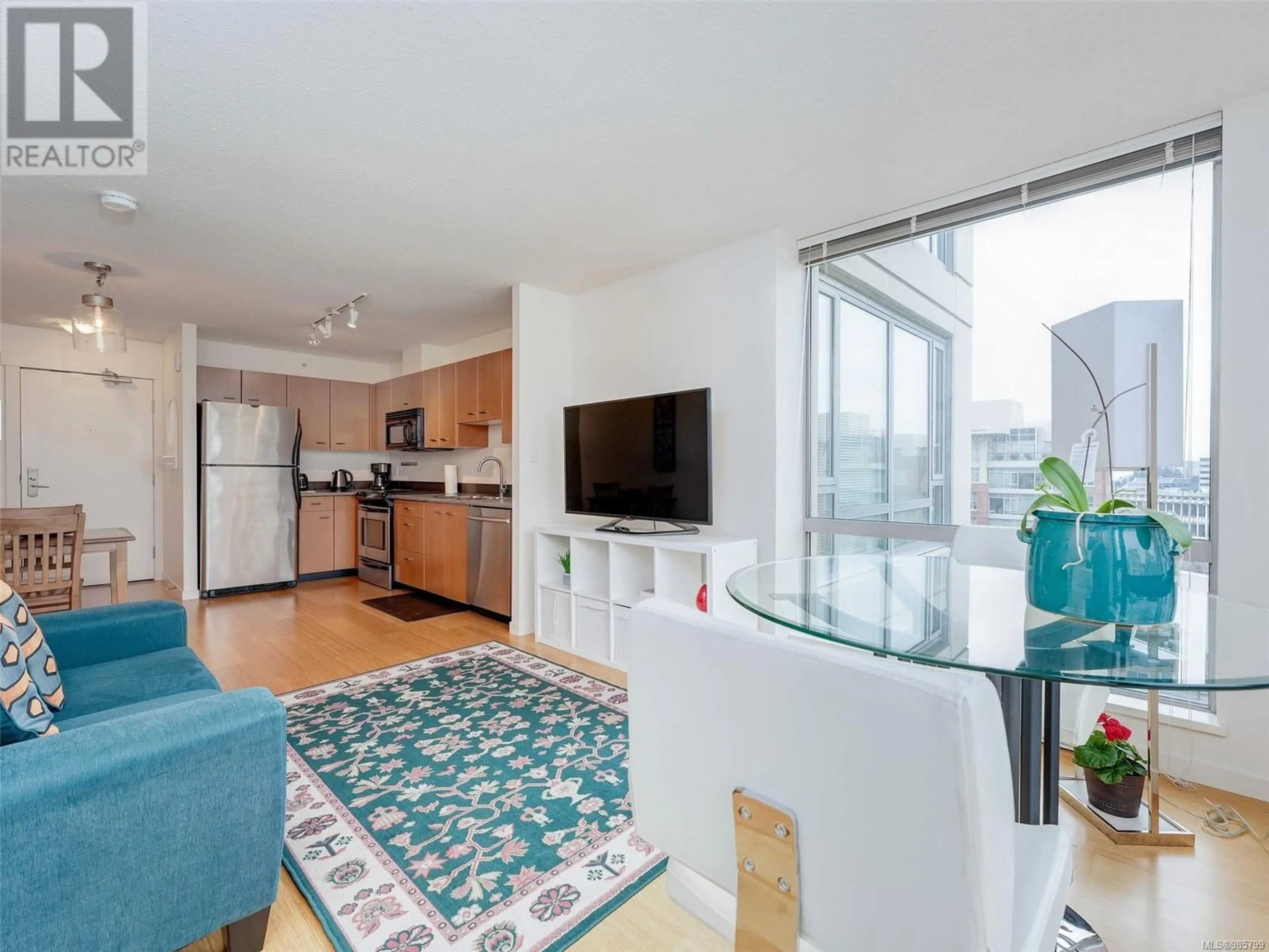 Living room with furniture, unknown for 1010 - 751 FAIRFIELD ROAD, Victoria British Columbia V8W3Z5