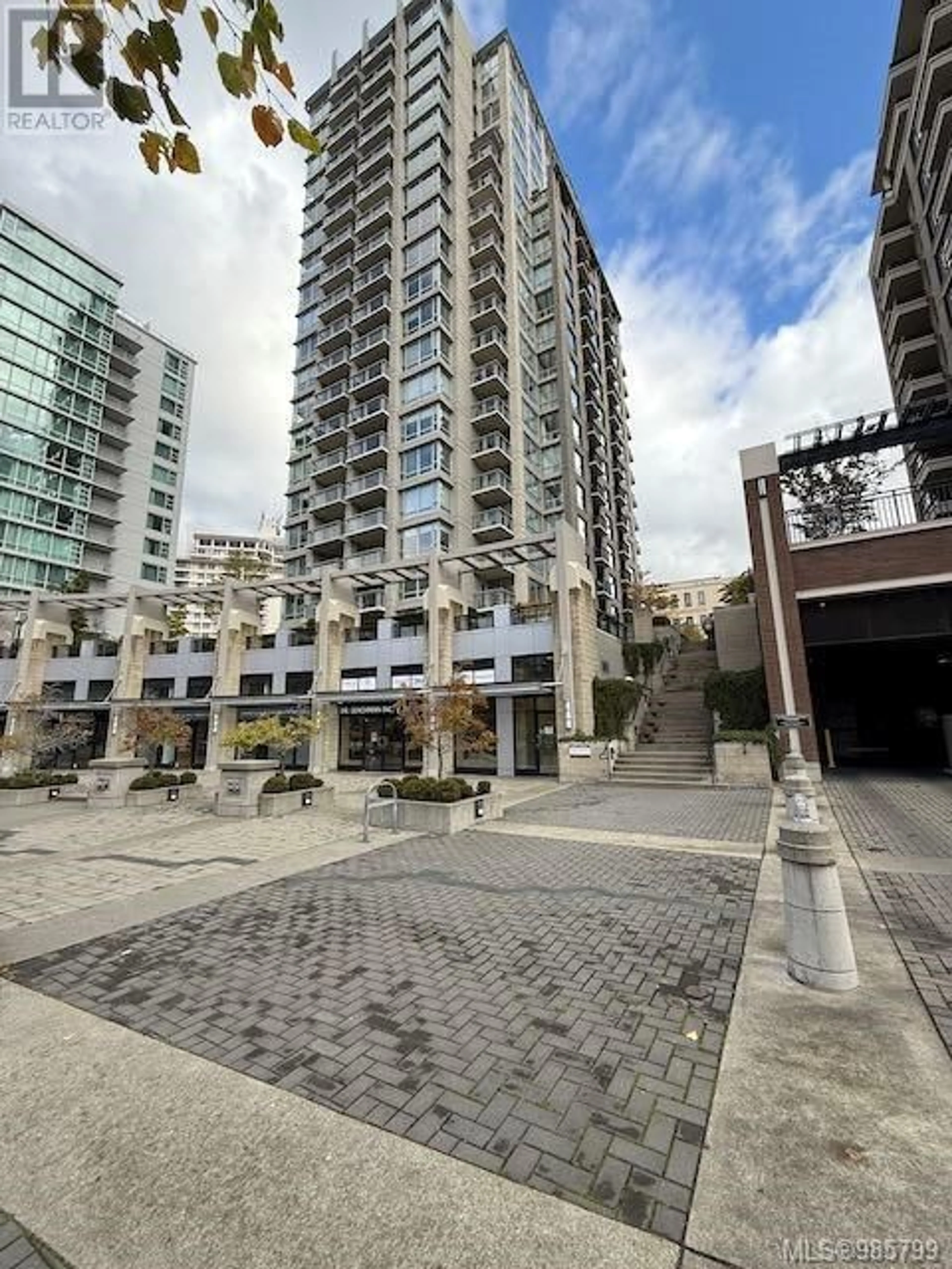 Patio, street for 1010 751 Fairfield Rd, Victoria British Columbia V8W3Z5