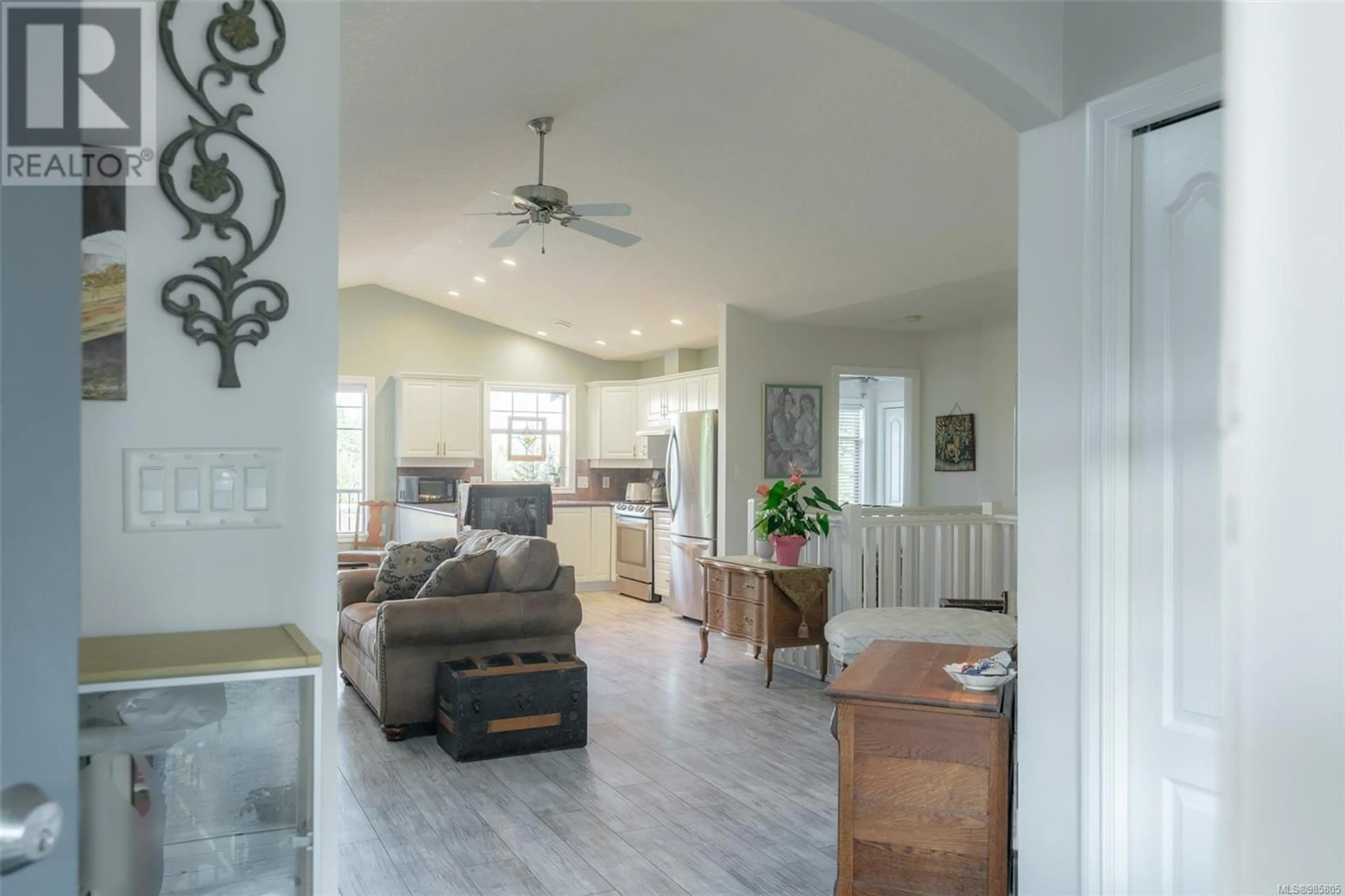 Living room with furniture, ceramic/tile floor for 510 Walkem Rd, Ladysmith British Columbia V9G1B5