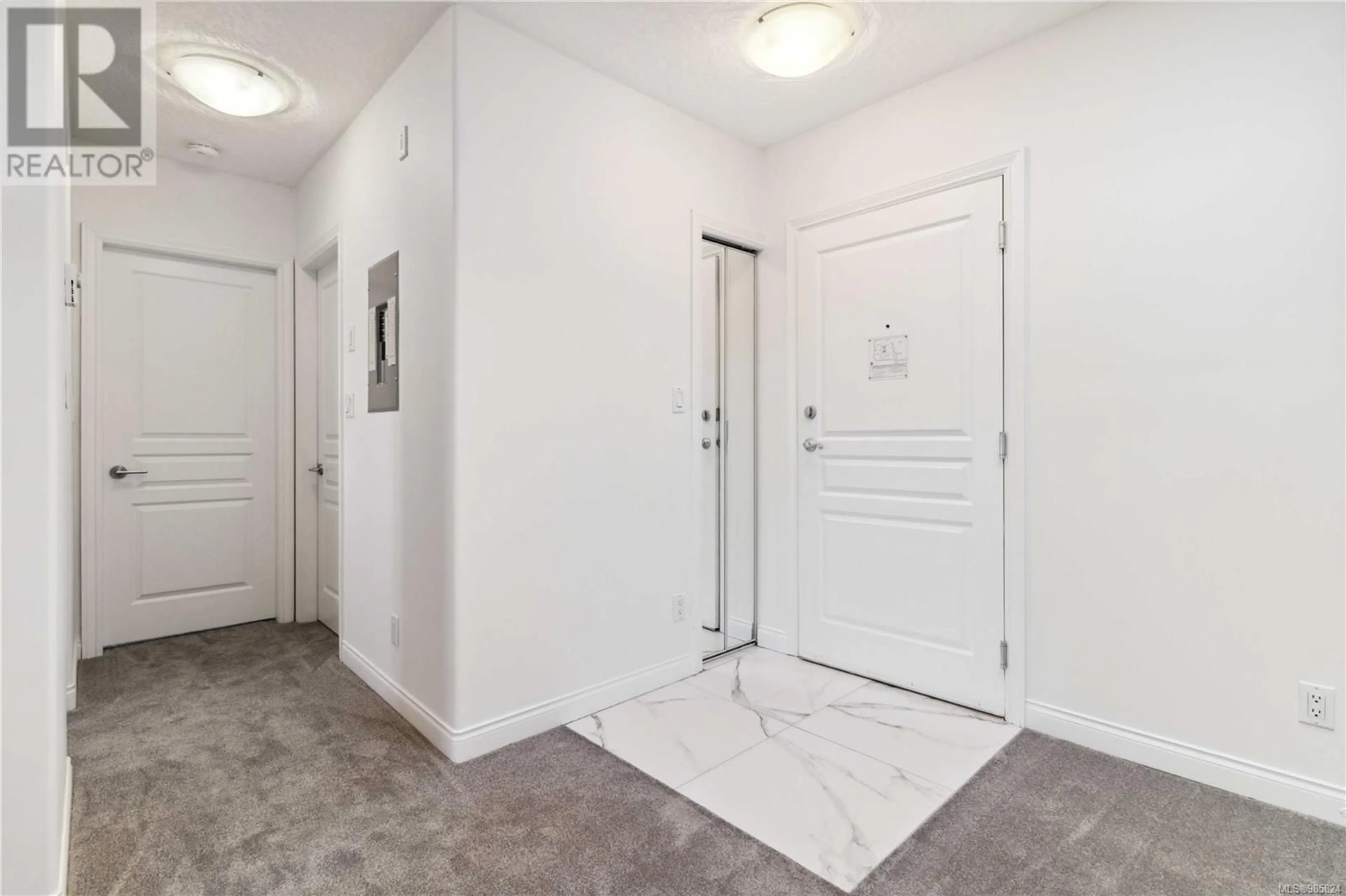 Indoor entryway for 405 2310 Trent St, Victoria British Columbia V8R1K3