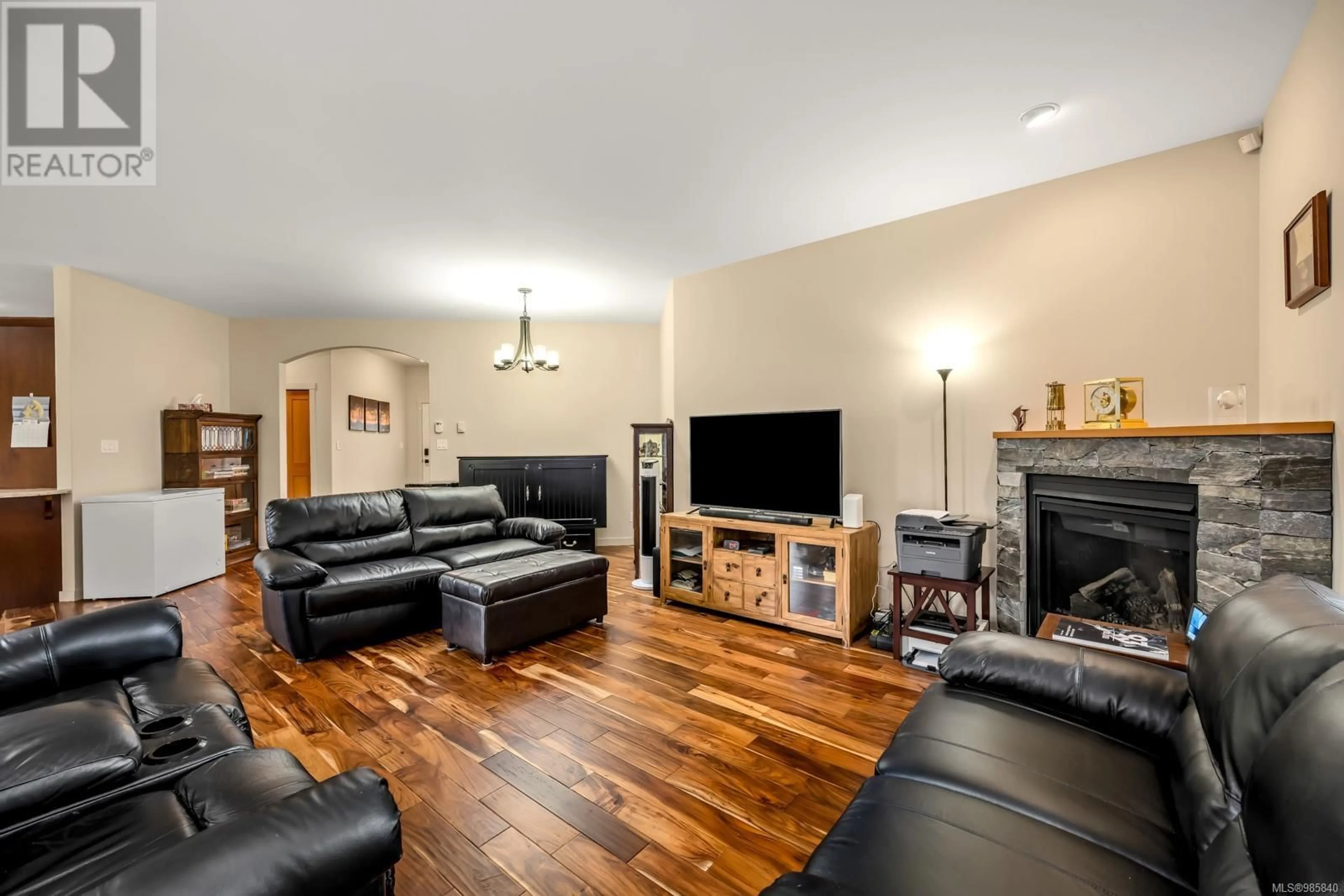 Living room with furniture, wood/laminate floor for 3 1270 Guthrie Rd, Comox British Columbia V9M4J1