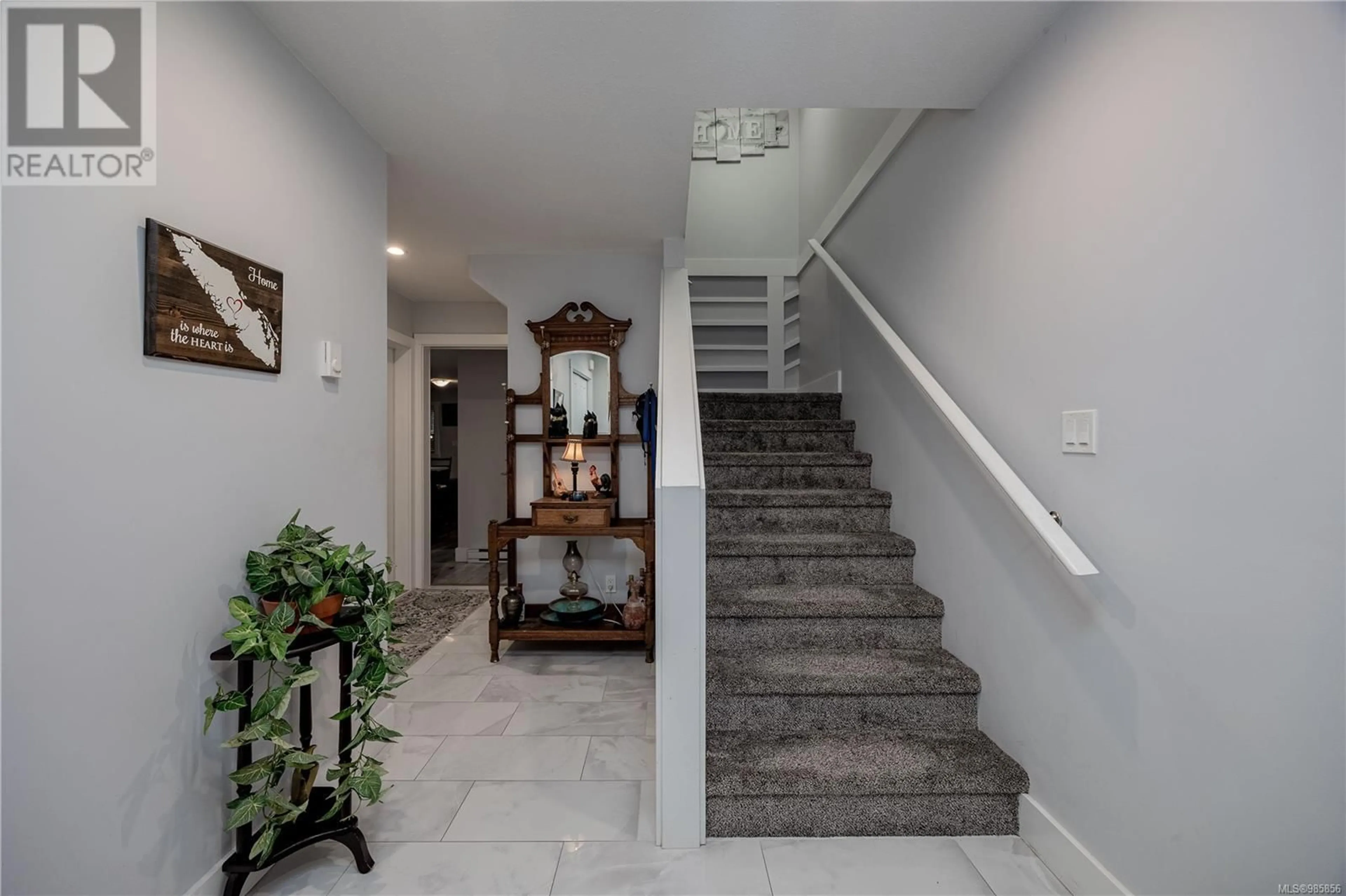 Indoor foyer for 484 10th St, Nanaimo British Columbia V9R1A1