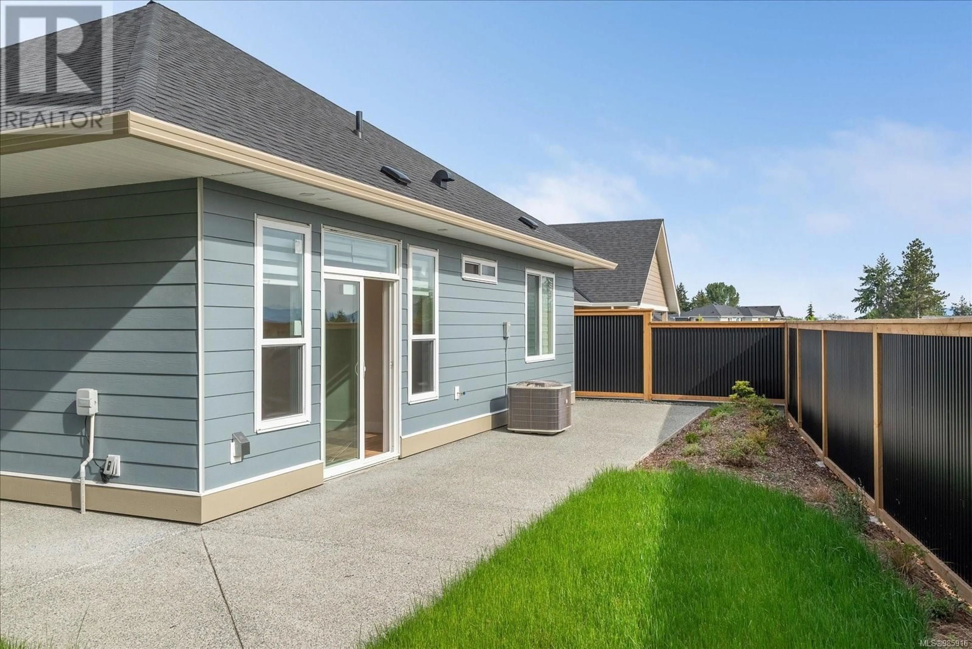 Home with vinyl exterior material, street for 207 Dunbar Way, Parksville British Columbia V9P0G6