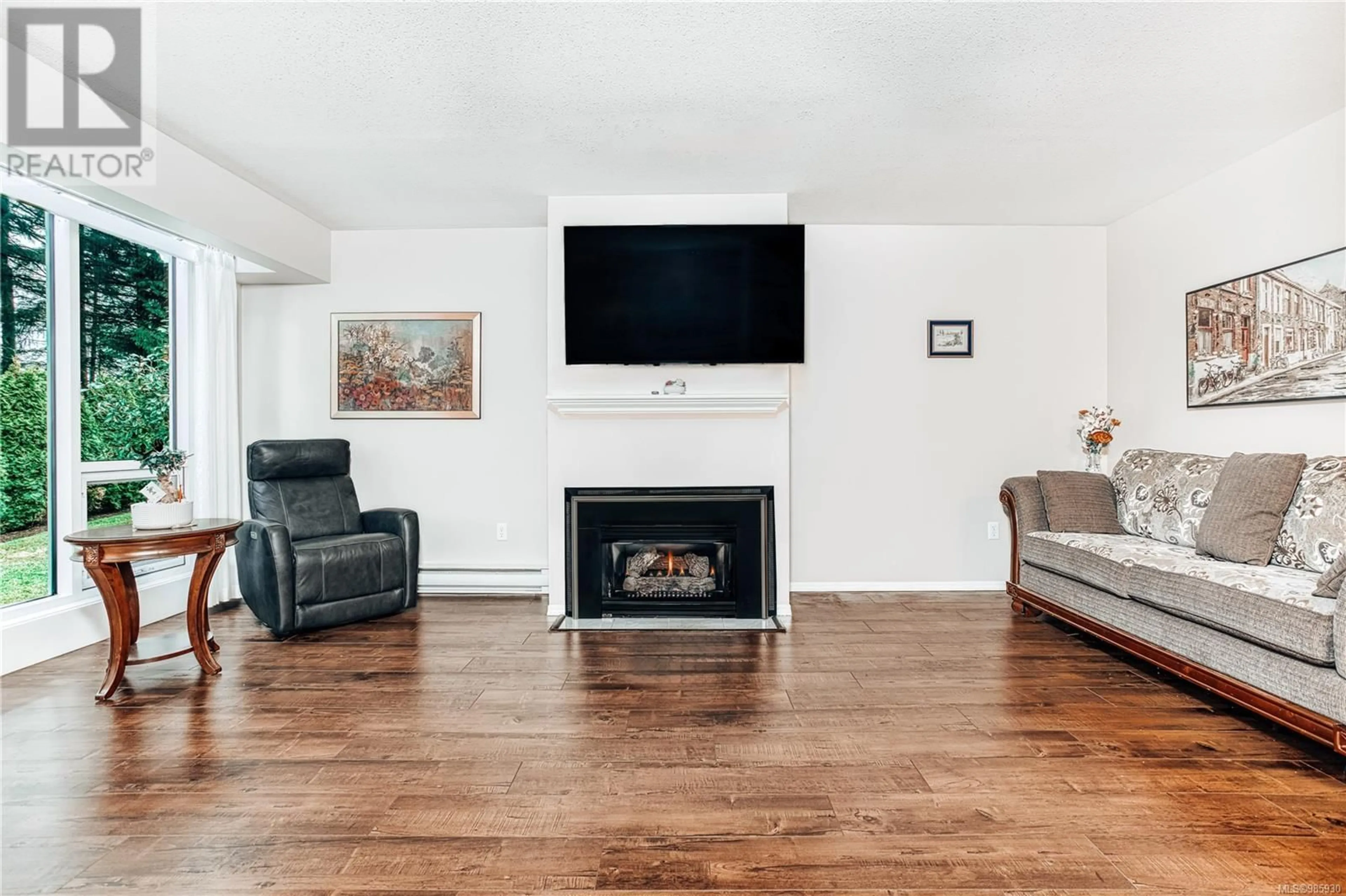 Living room with furniture, unknown for 6047 Pleasant Valley Way, Nanaimo British Columbia V9T6E7