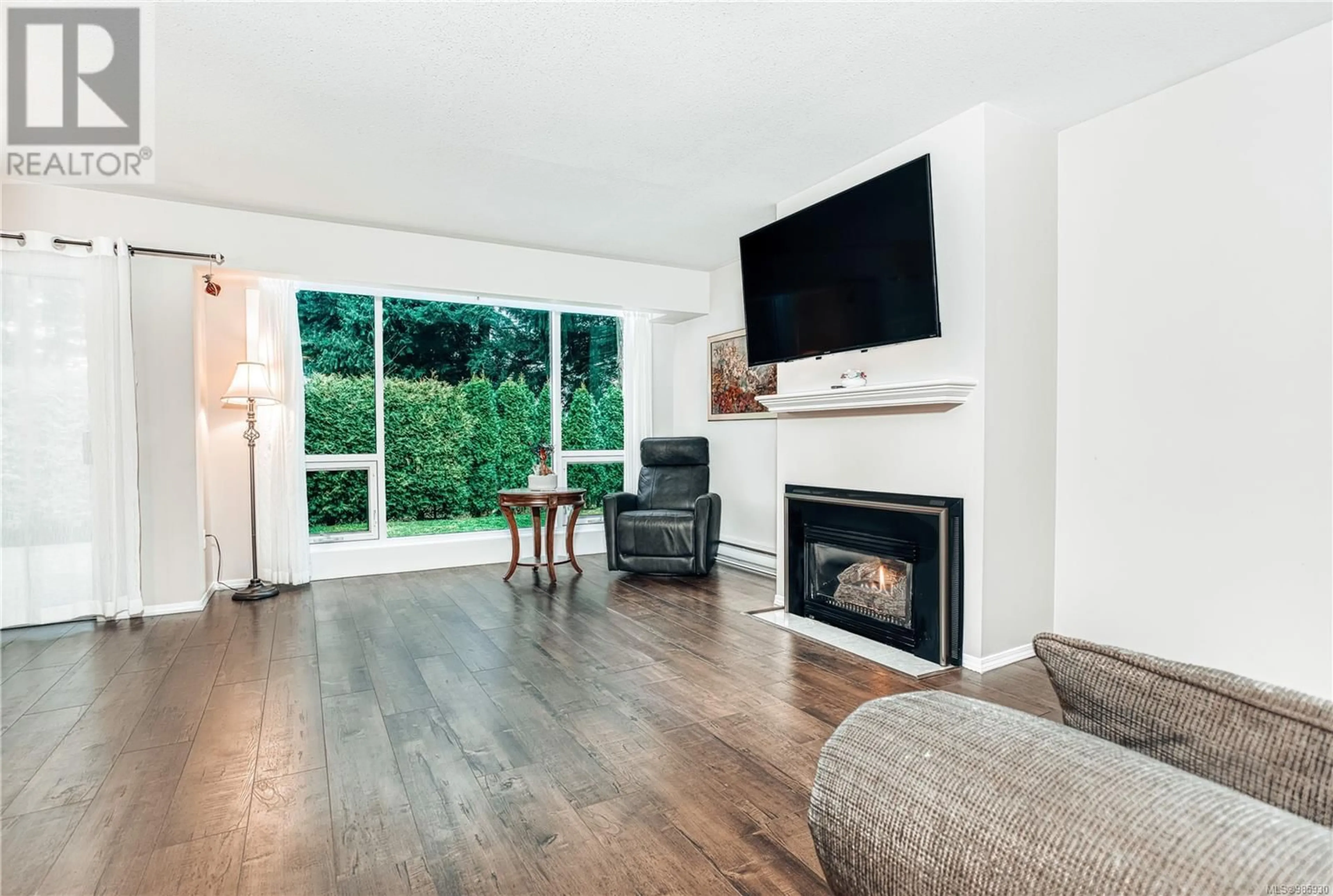 Living room with furniture, wood/laminate floor for 6047 Pleasant Valley Way, Nanaimo British Columbia V9T6E7