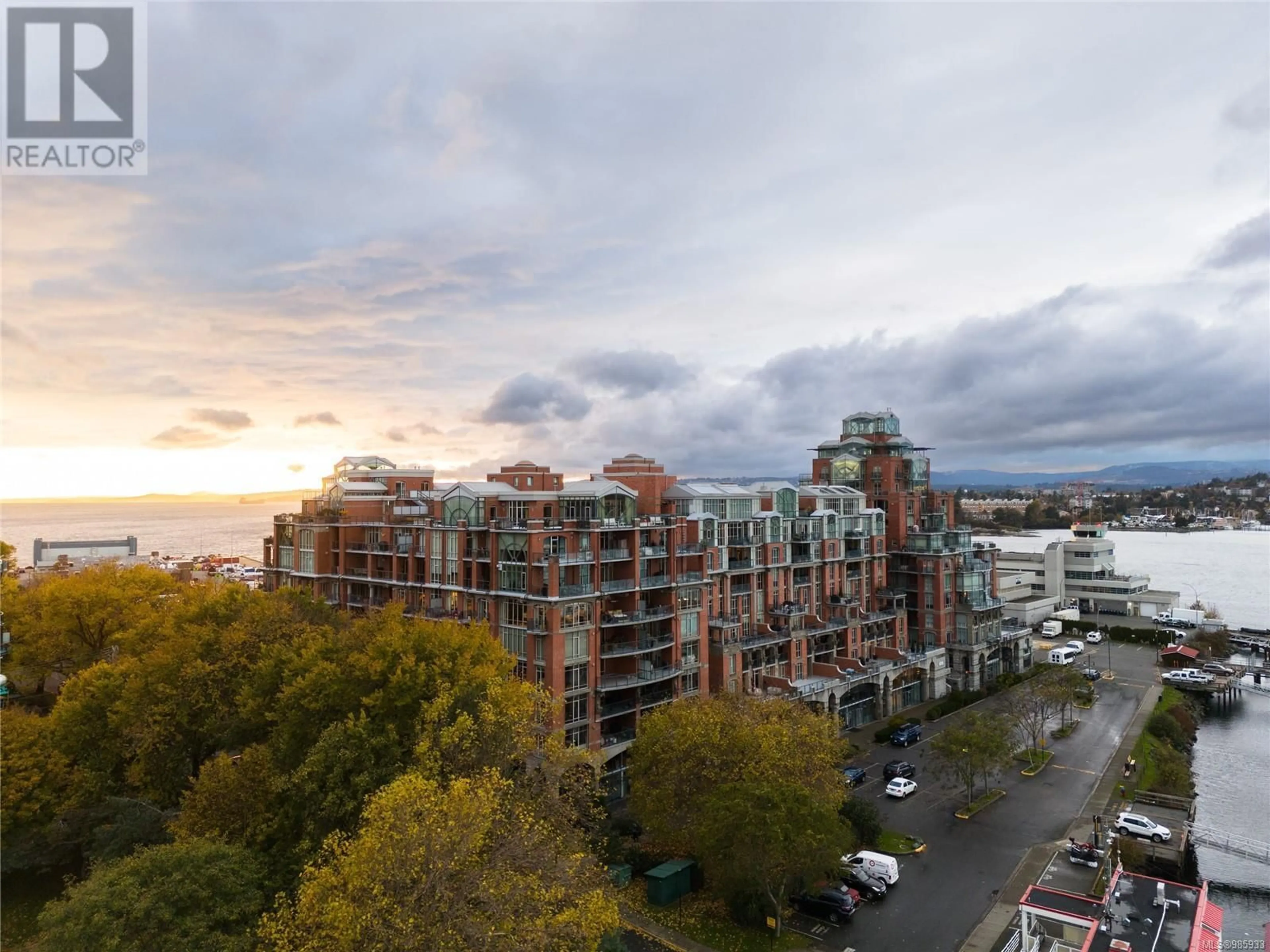 A pic from outside/outdoor area/front of a property/back of a property/a pic from drone, city buildings view from balcony for 819 21 Dallas Rd, Victoria British Columbia V8V4Z9