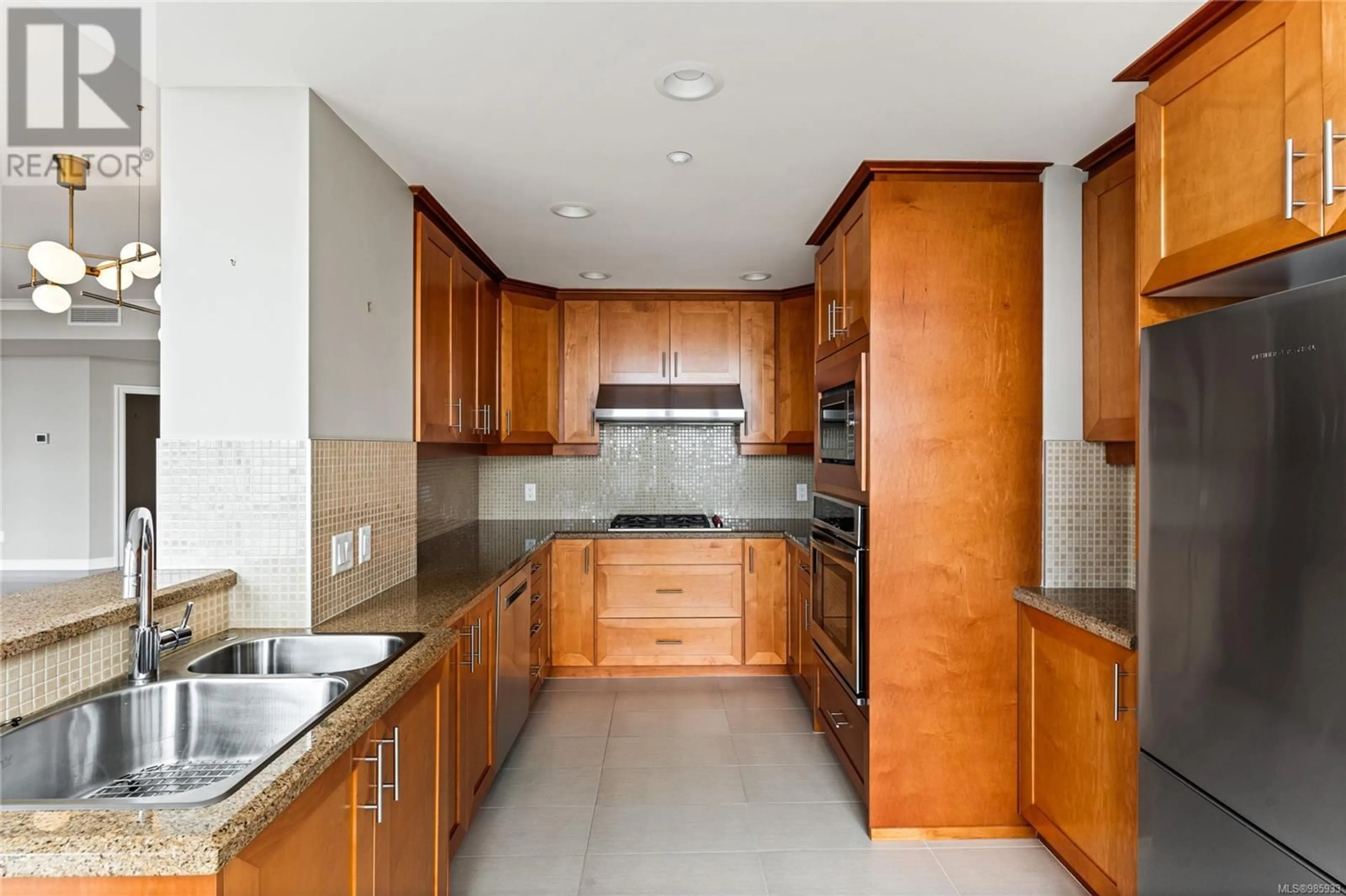 Standard kitchen, ceramic/tile floor for 819 21 Dallas Rd, Victoria British Columbia V8V4Z9