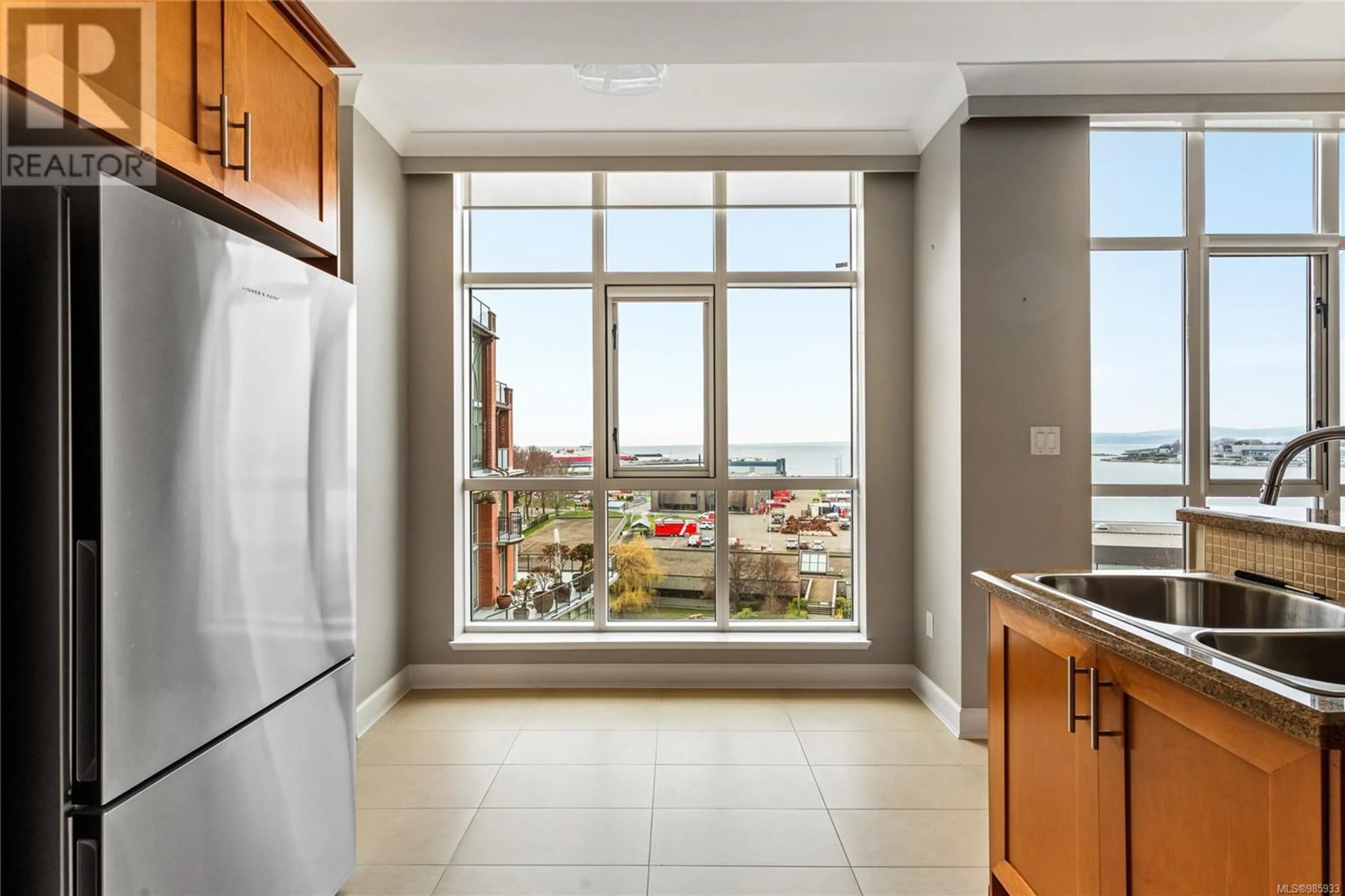 Standard kitchen, ceramic/tile floor for 819 21 Dallas Rd, Victoria British Columbia V8V4Z9