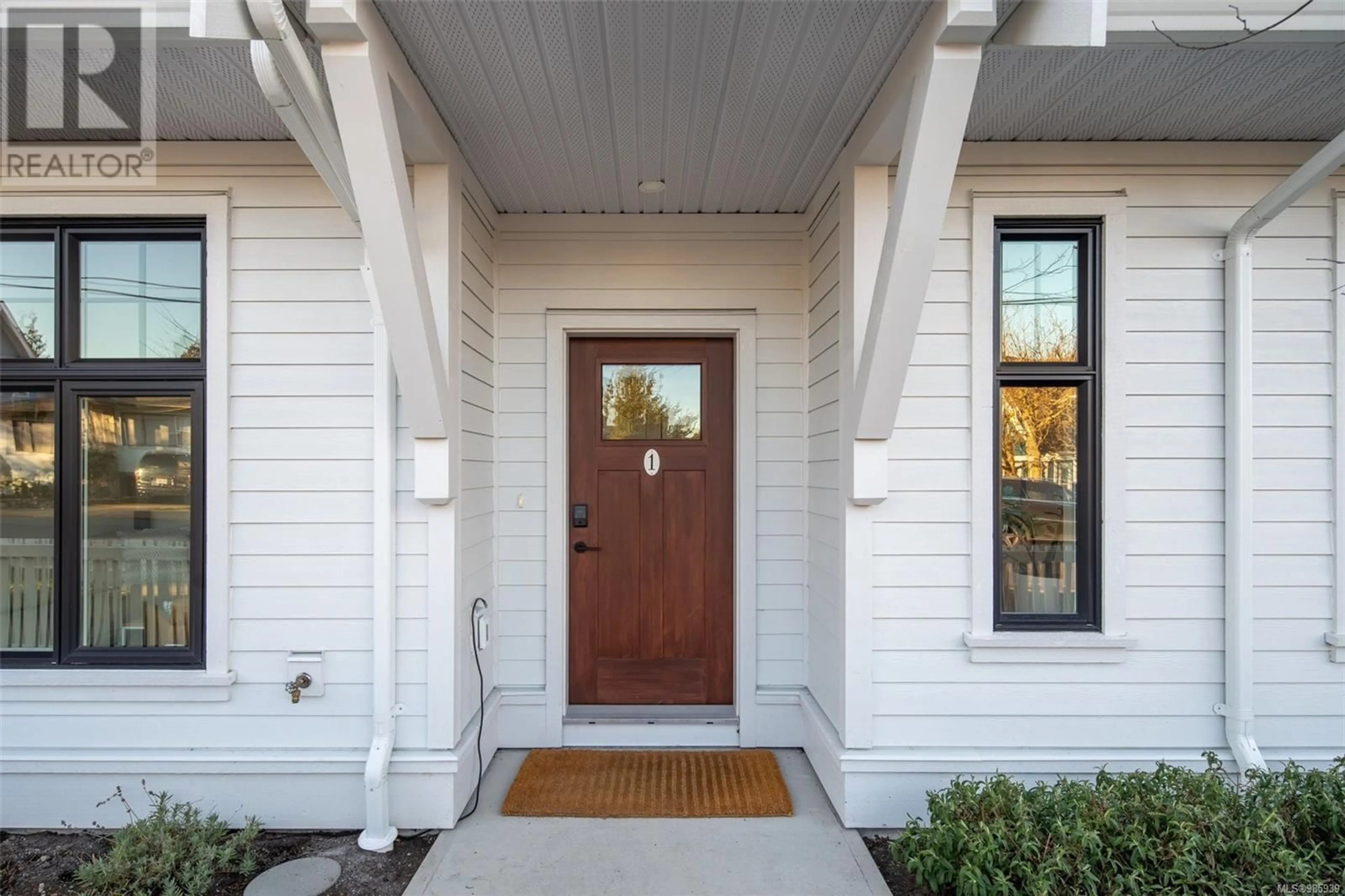 Indoor entryway for 1 3080 Washington Ave, Victoria British Columbia V9A1P6