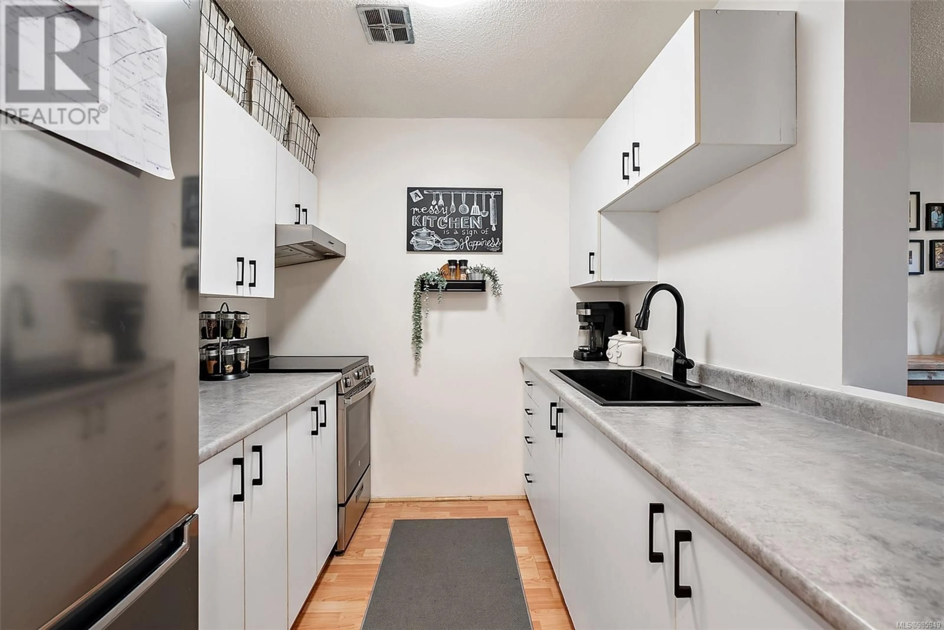 Standard kitchen, ceramic/tile floor for 203 991 Cloverdale Ave, Saanich British Columbia V8X2T5