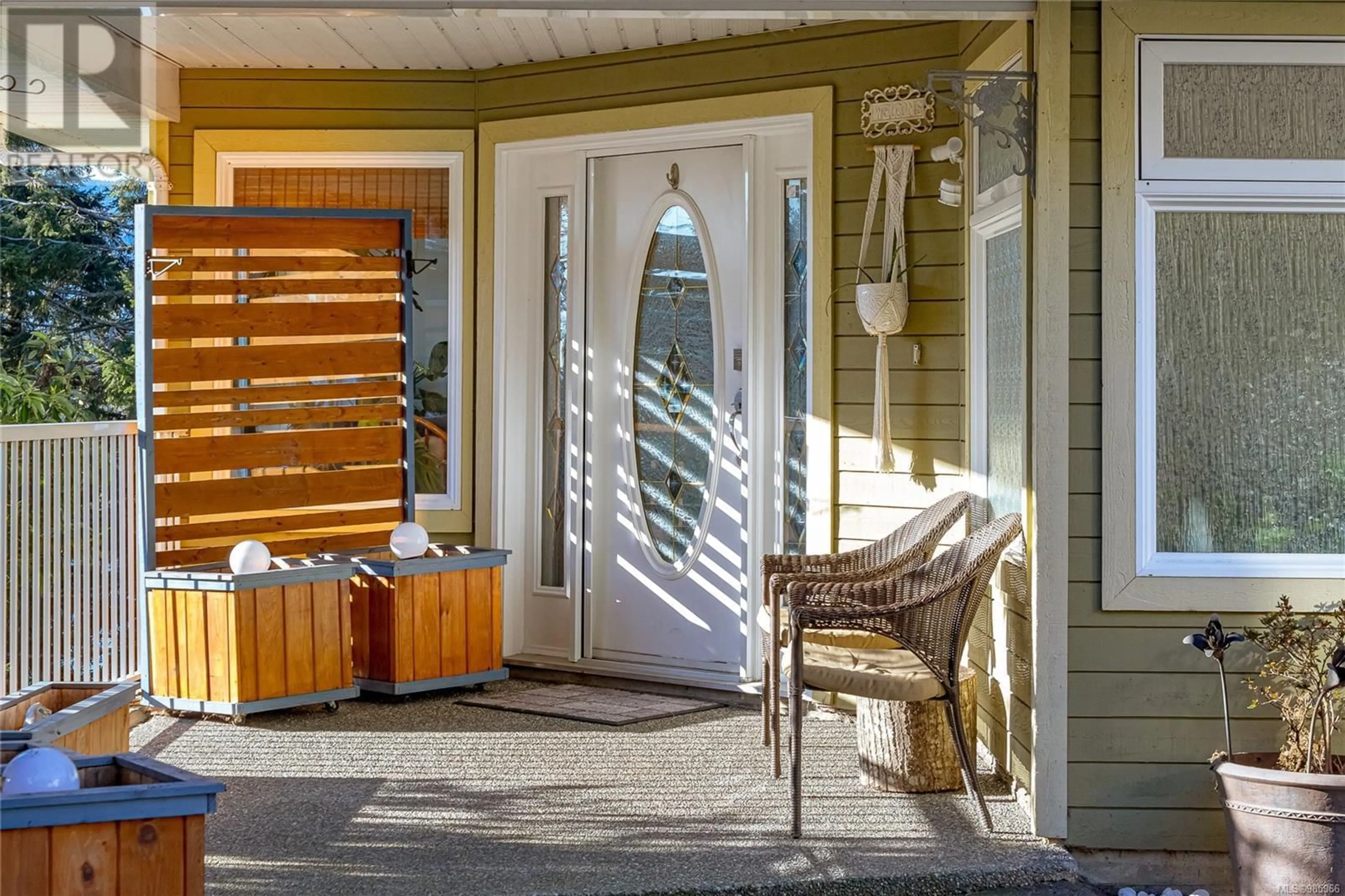 Indoor entryway for 960 Woodpecker Lane, Nanaimo British Columbia V9T5J7