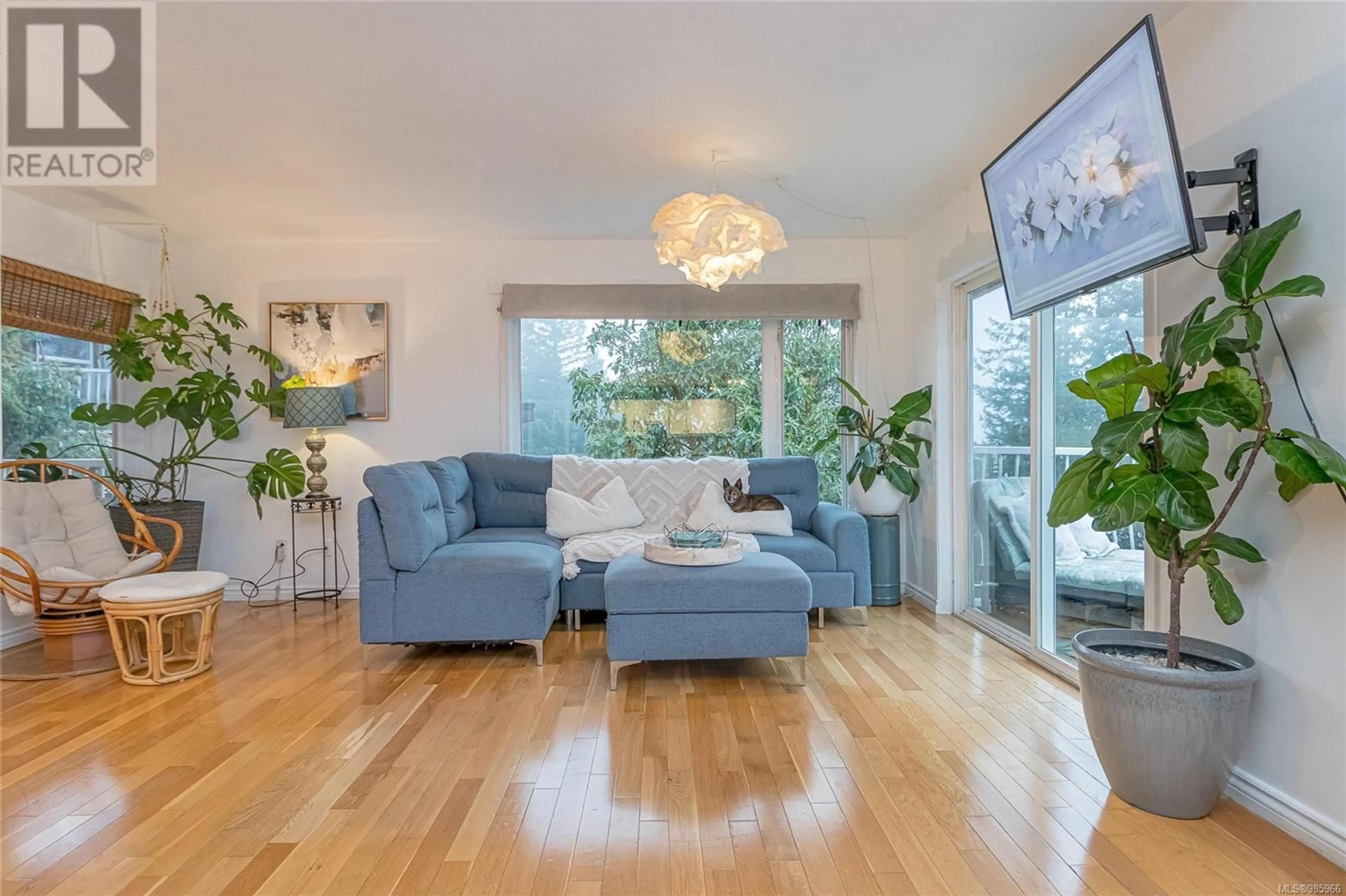 Living room with furniture, wood/laminate floor for 960 Woodpecker Lane, Nanaimo British Columbia V9T5J7