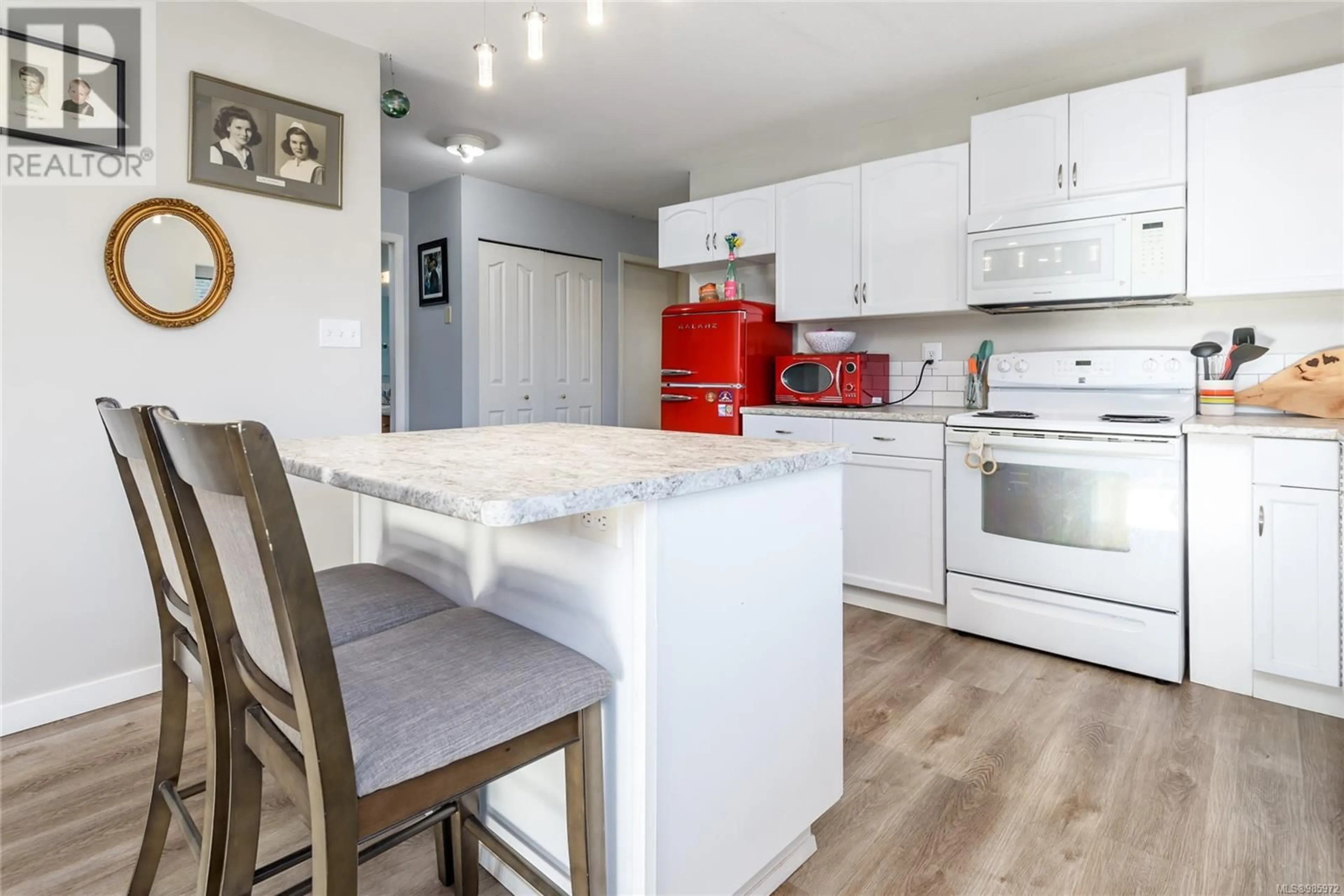 Open concept kitchen, wood/laminate floor for B 545 26Th St, Courtenay British Columbia V9N8K4