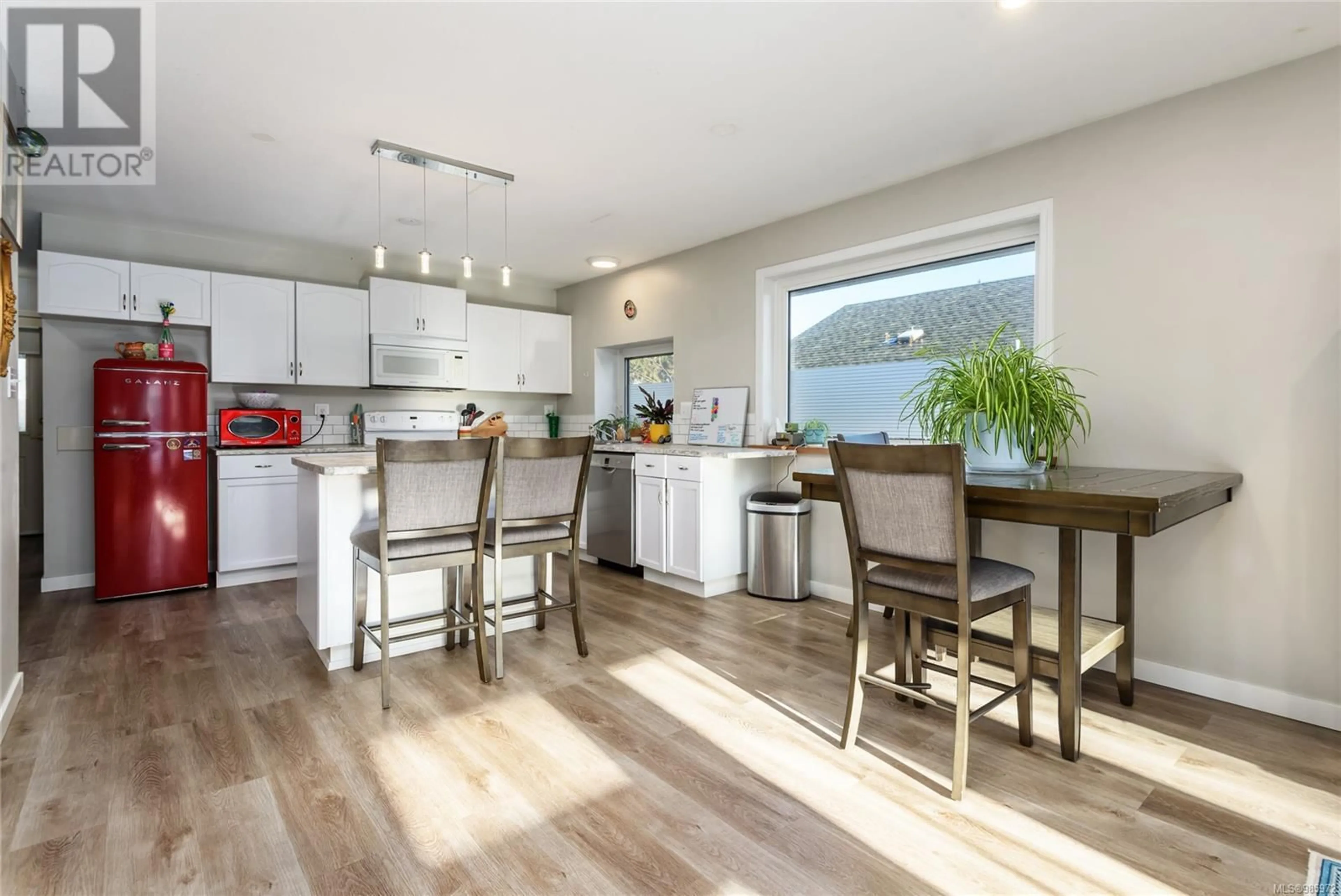 Open concept kitchen, wood/laminate floor for B 545 26Th St, Courtenay British Columbia V9N8K4