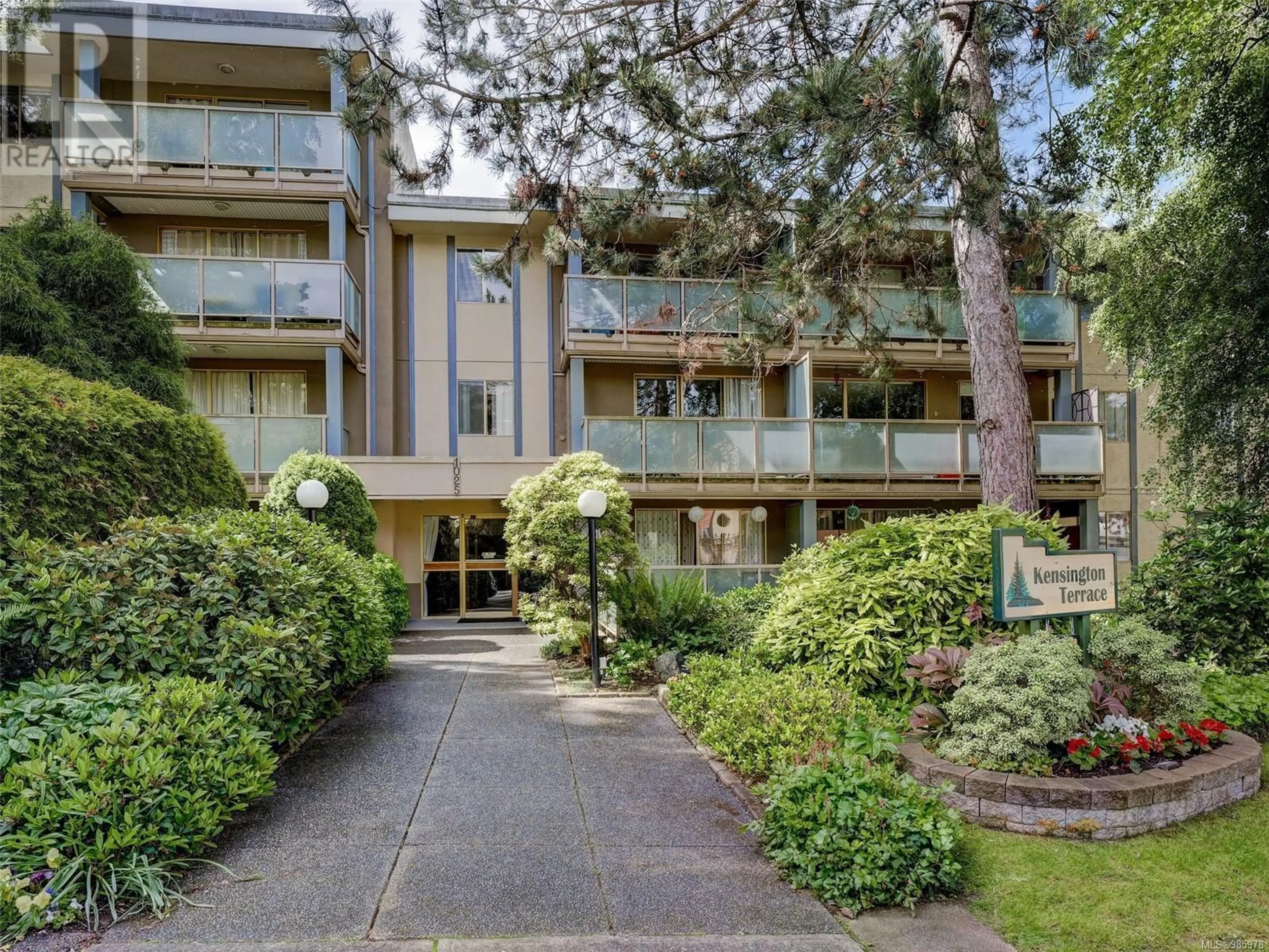 Indoor foyer for 302 1025 Inverness Rd, Saanich British Columbia V8X2S2