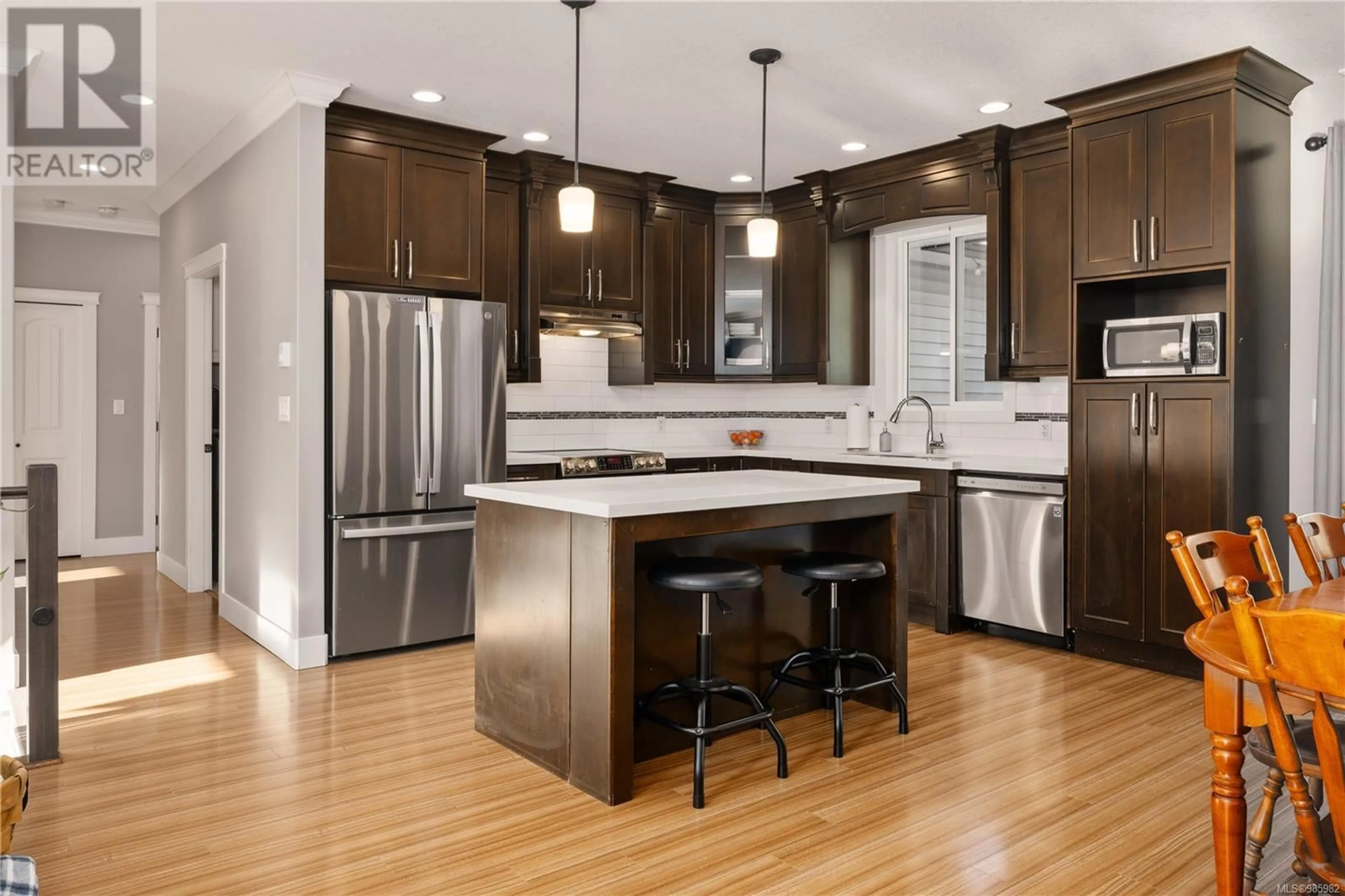 Open concept kitchen, wood/laminate floor for 114 Grace Pl, Nanaimo British Columbia V9T0G1