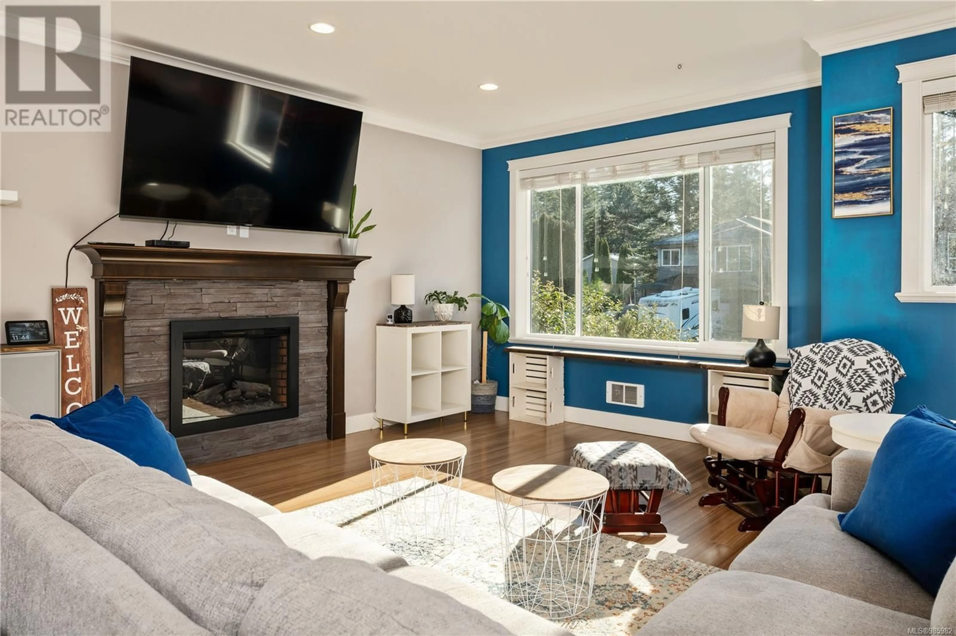 Living room with furniture, wood/laminate floor for 114 Grace Pl, Nanaimo British Columbia V9T0G1