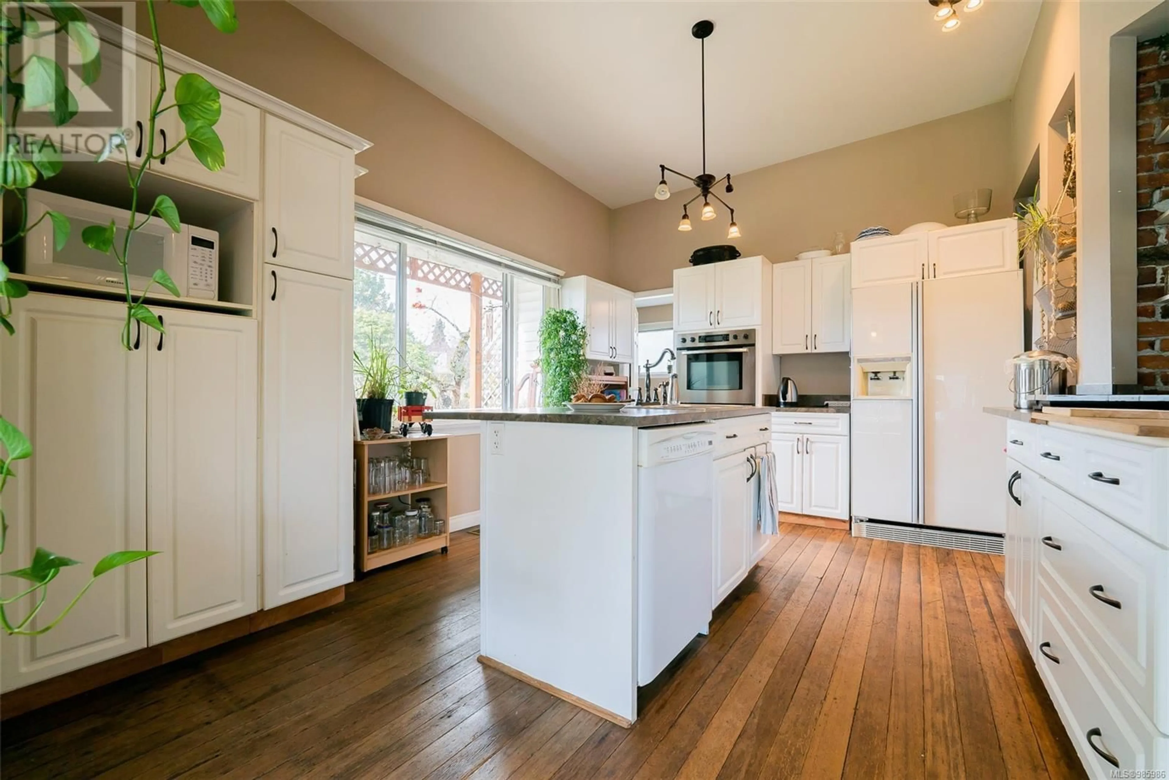 Open concept kitchen, wood/laminate floor for 531 Prideaux St, Nanaimo British Columbia V9R2N8