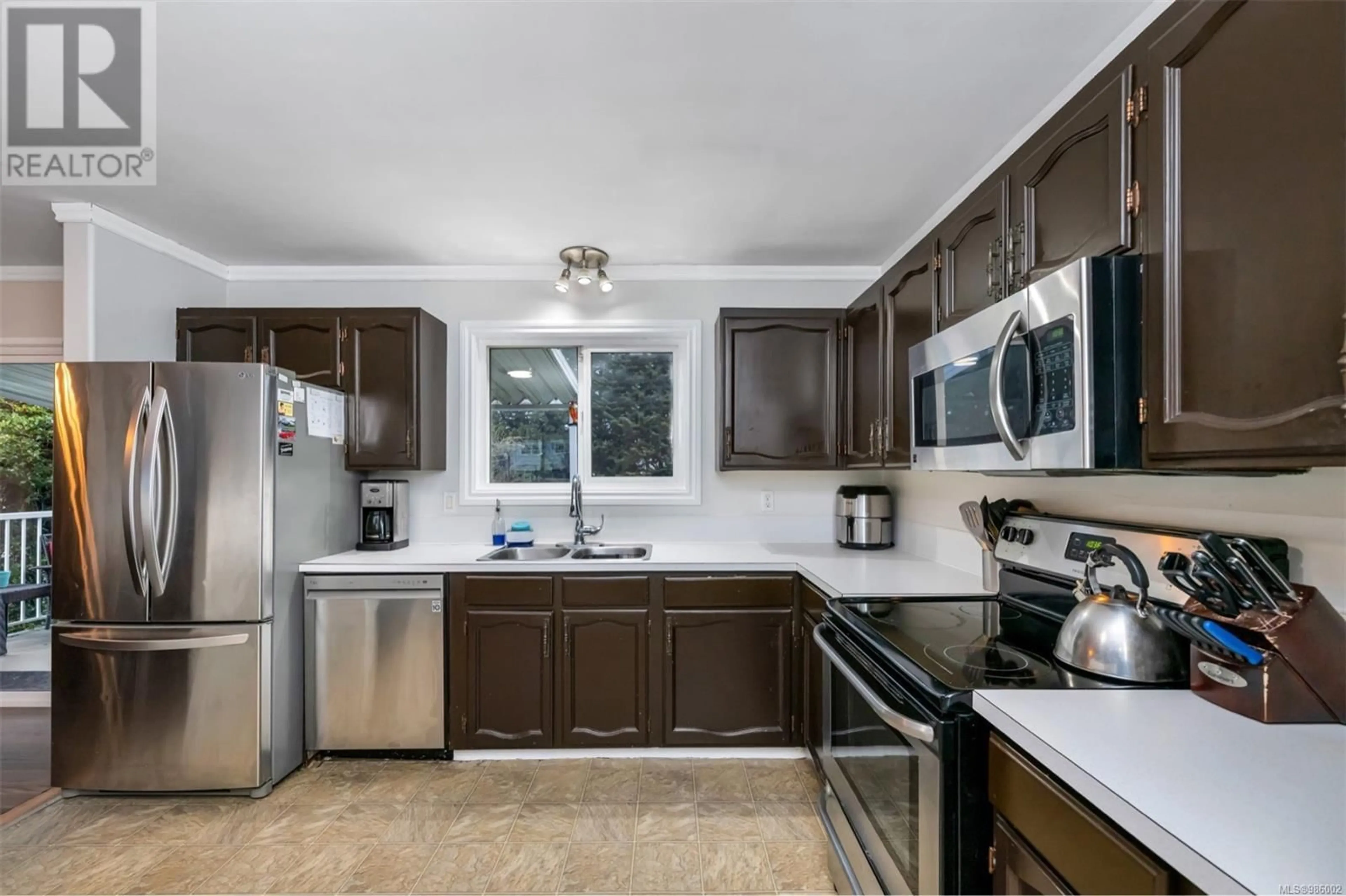 Standard kitchen, ceramic/tile floor for 3407 Hilton Rd, Duncan British Columbia V9L4B1