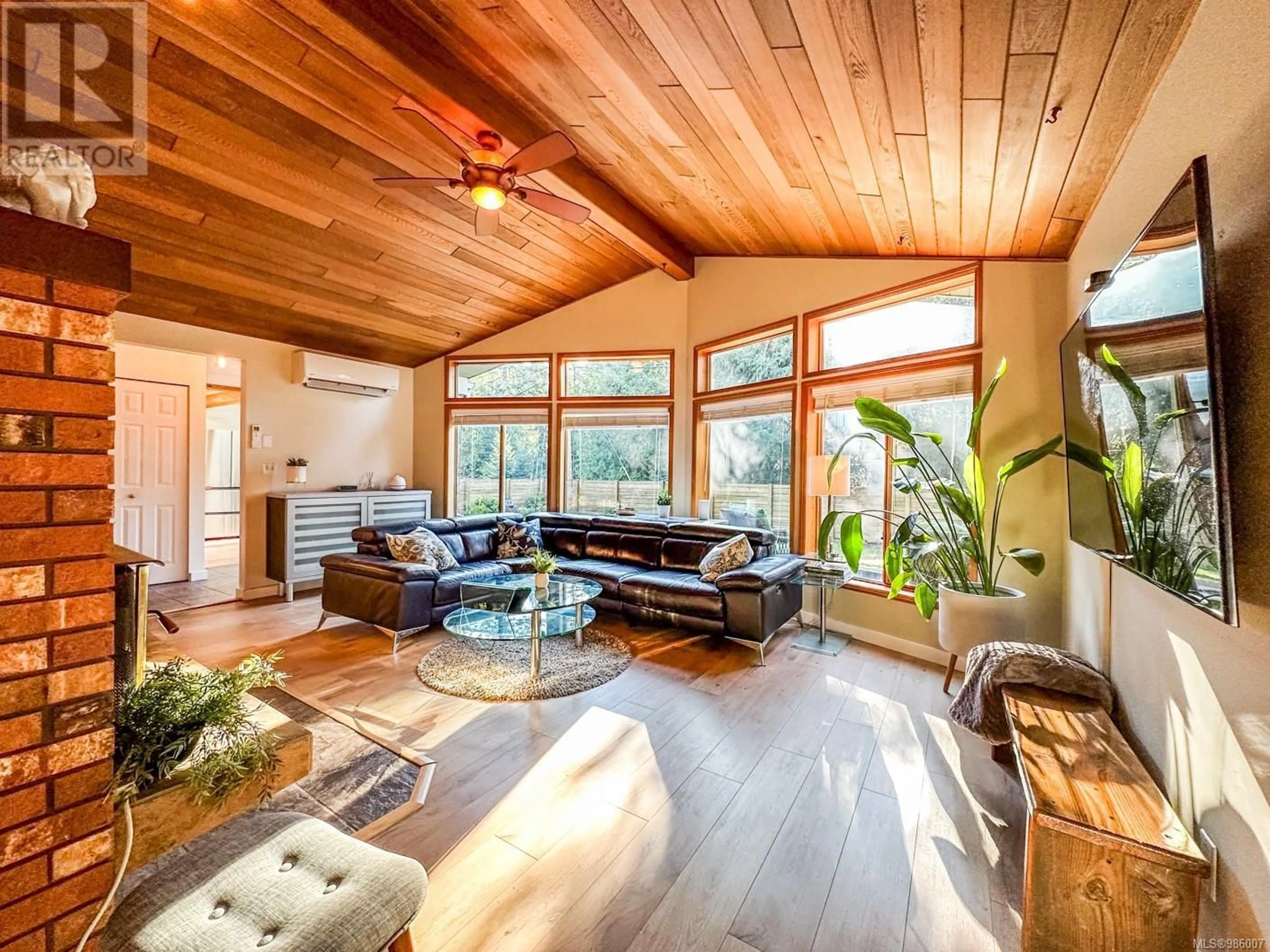 Living room with furniture, wood/laminate floor for 3722 Bosun Way, Pender Island British Columbia V0N2M2