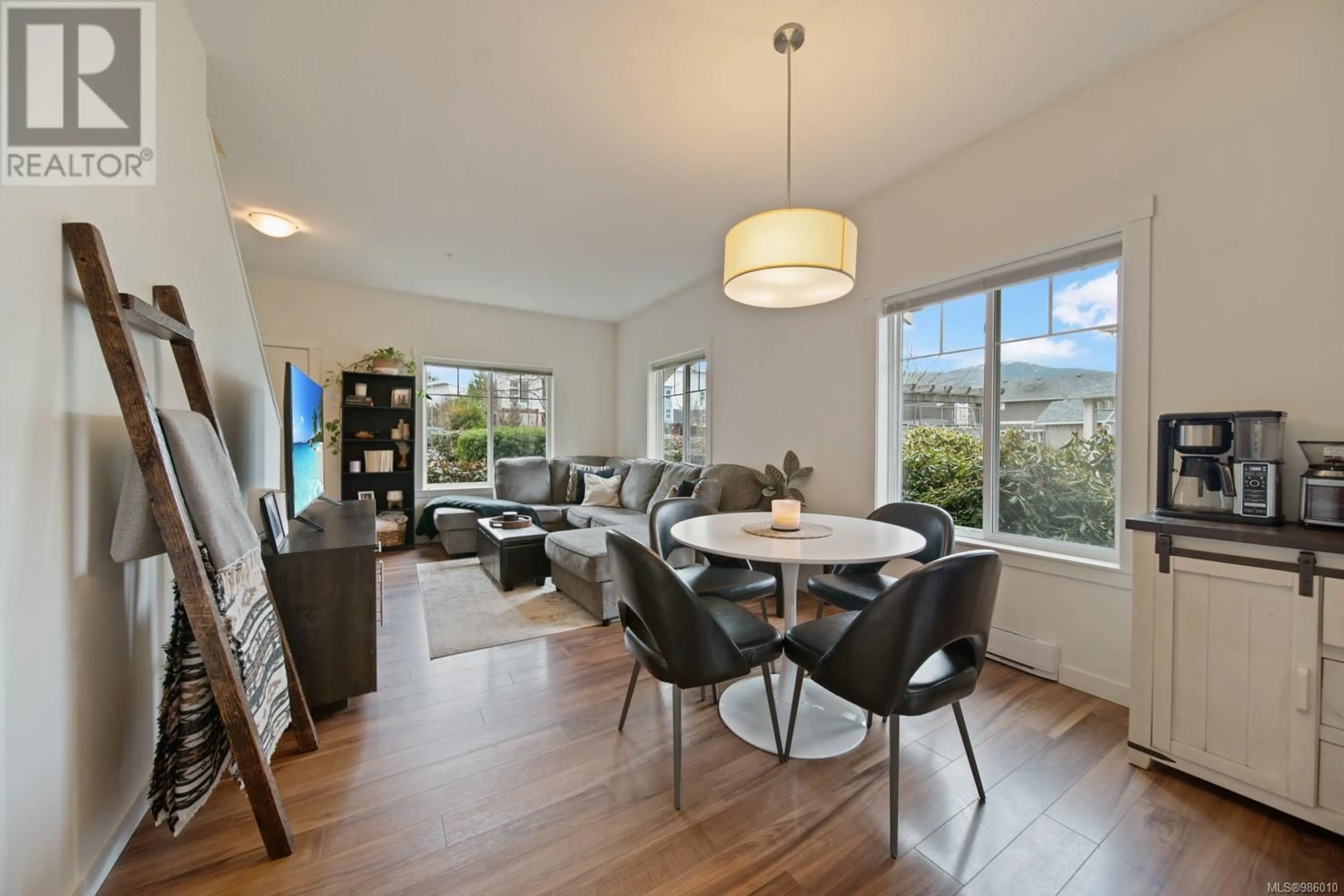 Living room with furniture, wood/laminate floor for 605 1675 Crescent View Dr, Nanaimo British Columbia V9S0A8