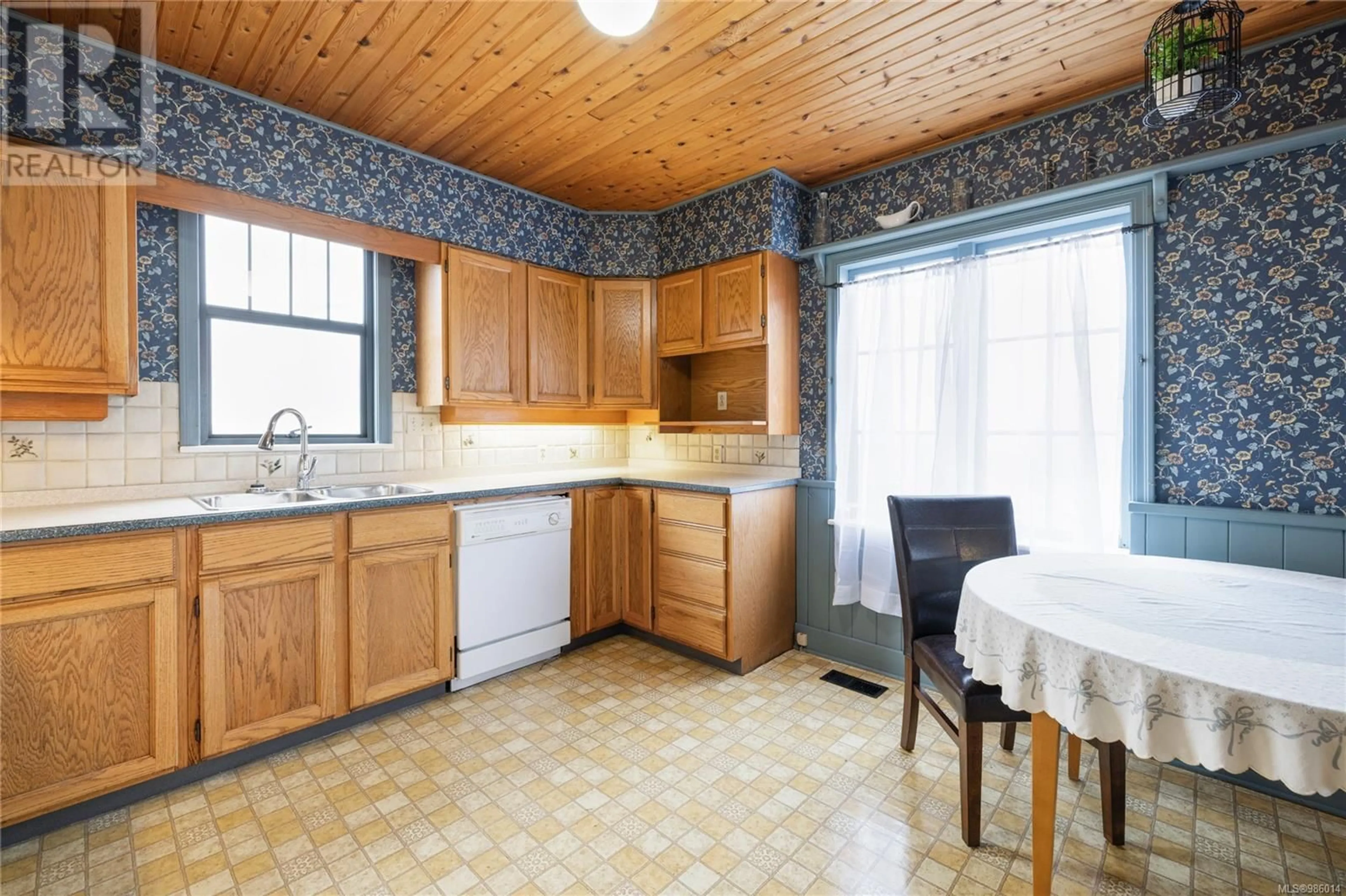 Standard kitchen, ceramic/tile floor for 3084 11th Ave, Port Alberni British Columbia V9Y2R2