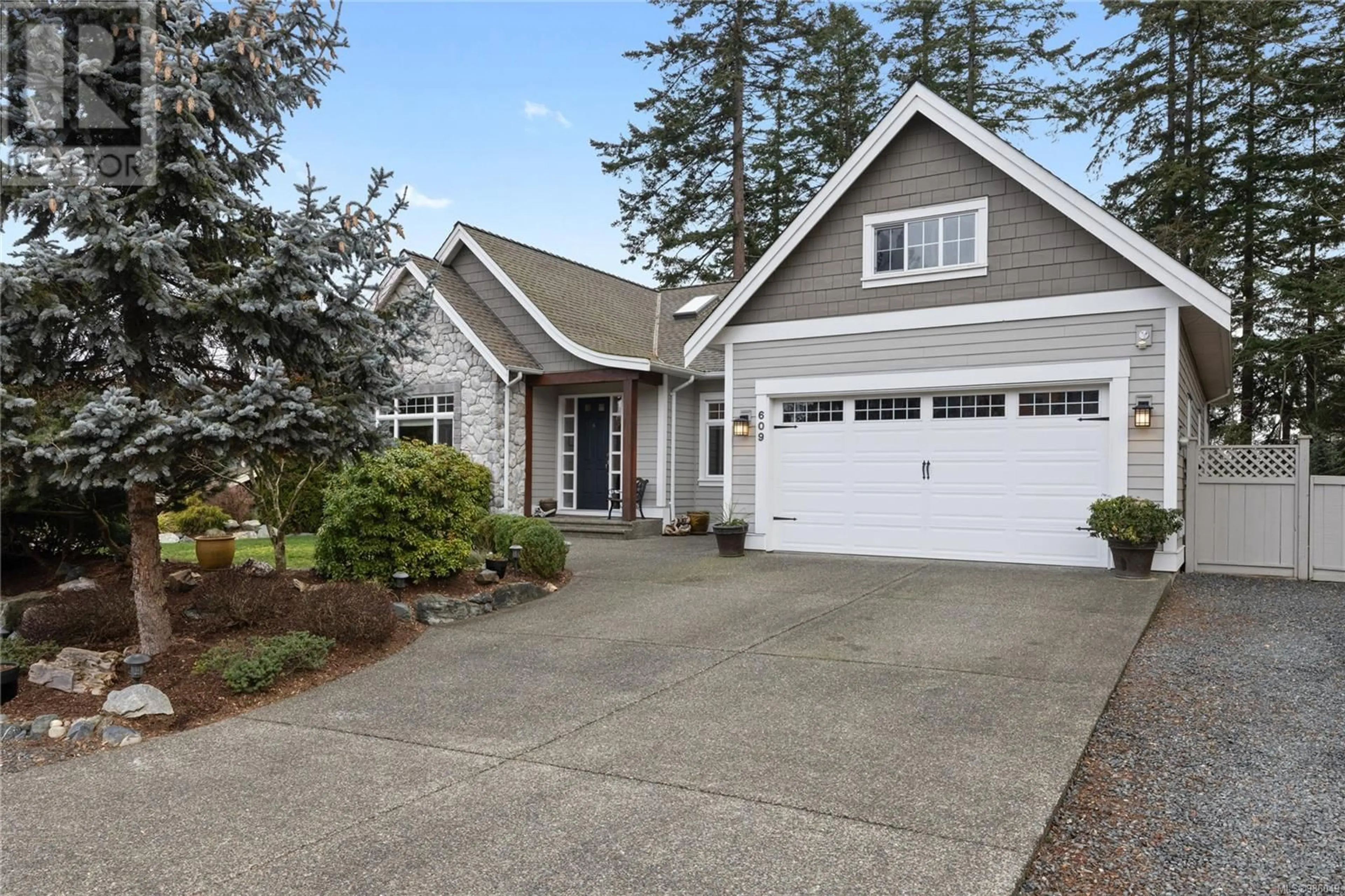 Home with vinyl exterior material, street for 609 Meadow Dr, Qualicum Beach British Columbia V9K2T2