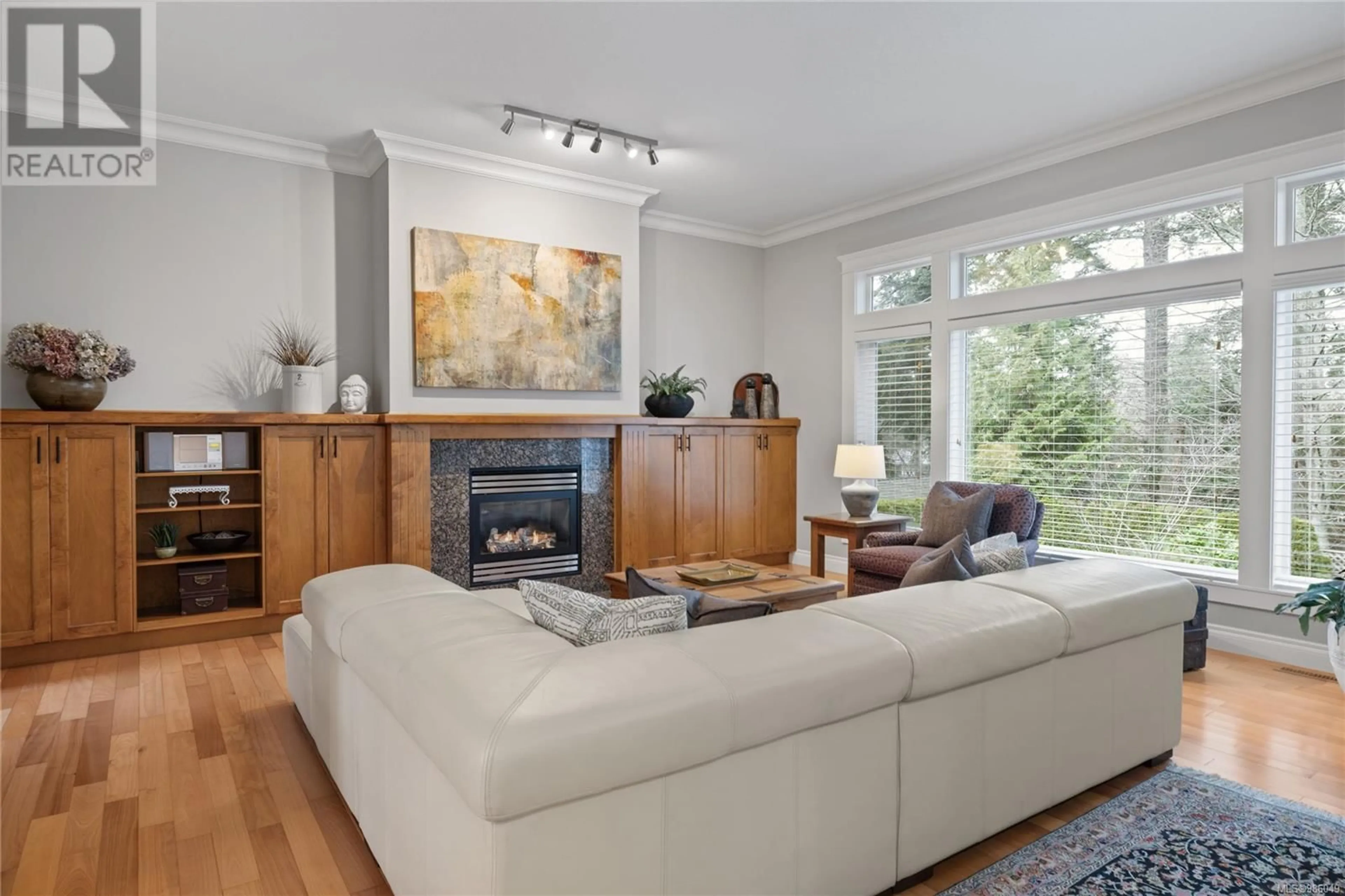 Living room with furniture, wood/laminate floor for 609 Meadow Dr, Qualicum Beach British Columbia V9K2T2