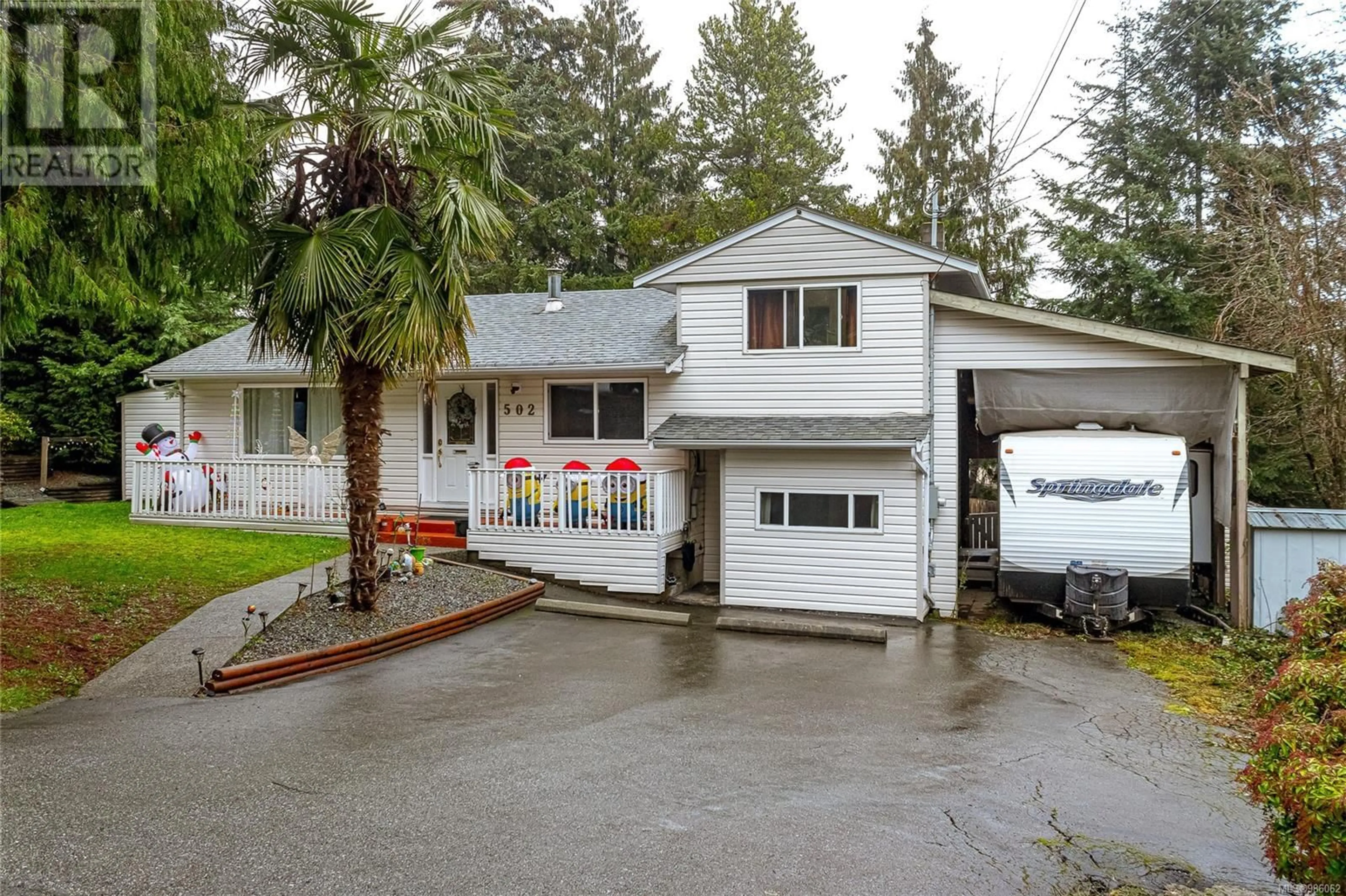 Home with vinyl exterior material, street for 502 Ninth St, Nanaimo British Columbia V9R1A7