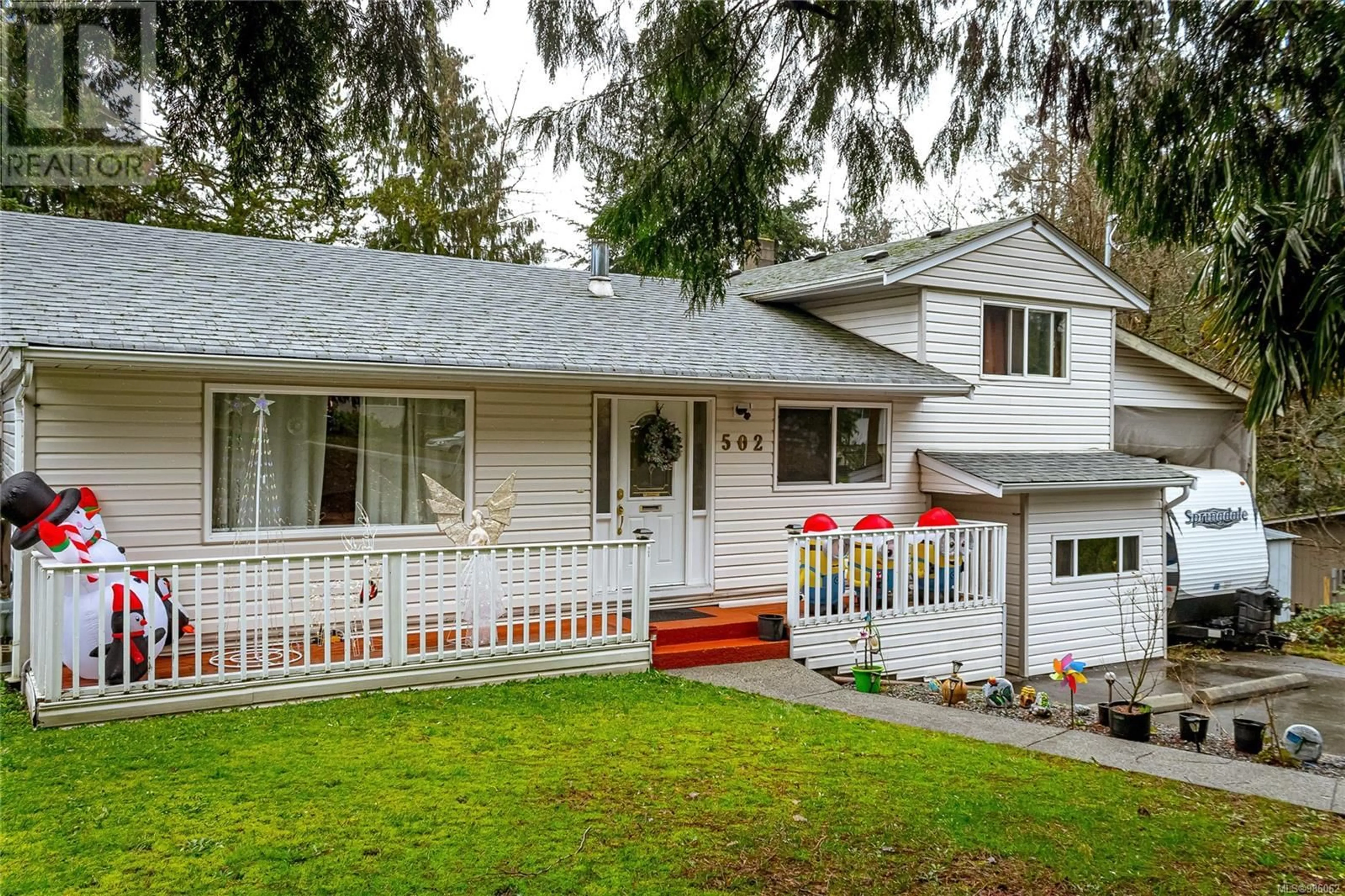 Home with vinyl exterior material, street for 502 Ninth St, Nanaimo British Columbia V9R1A7