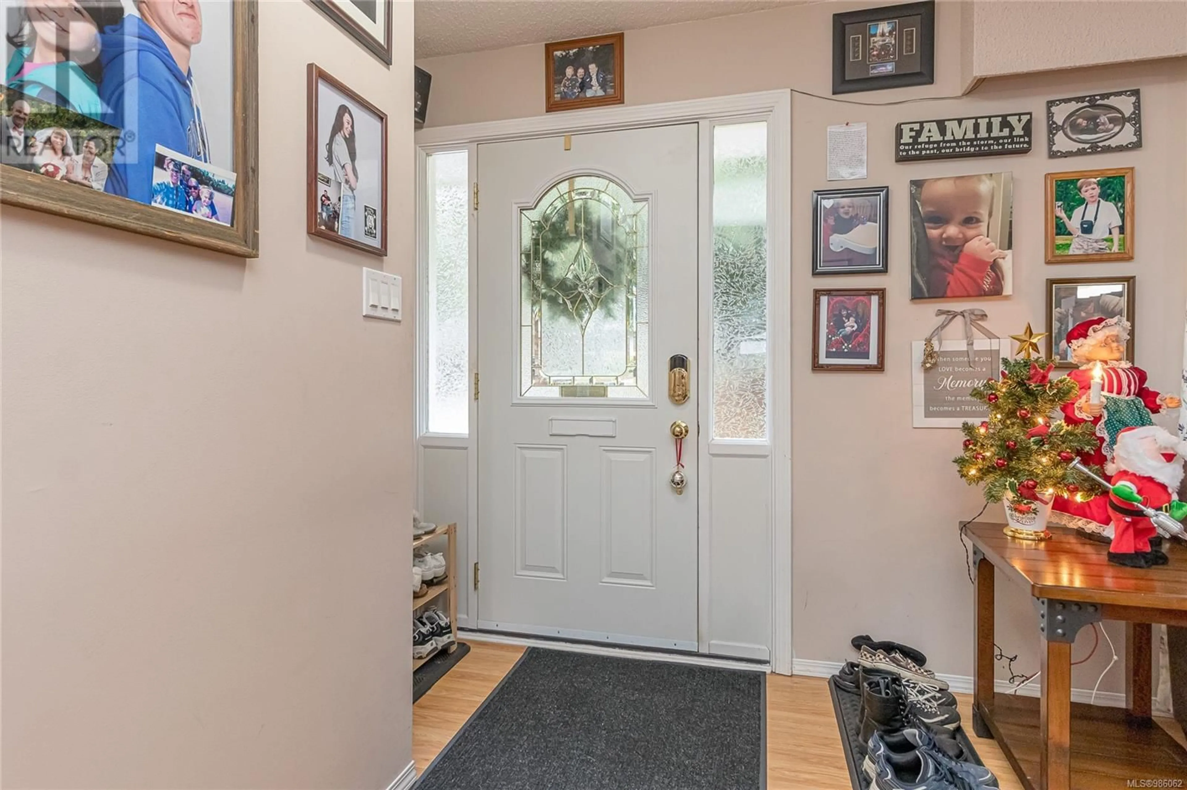 Indoor entryway for 502 Ninth St, Nanaimo British Columbia V9R1A7