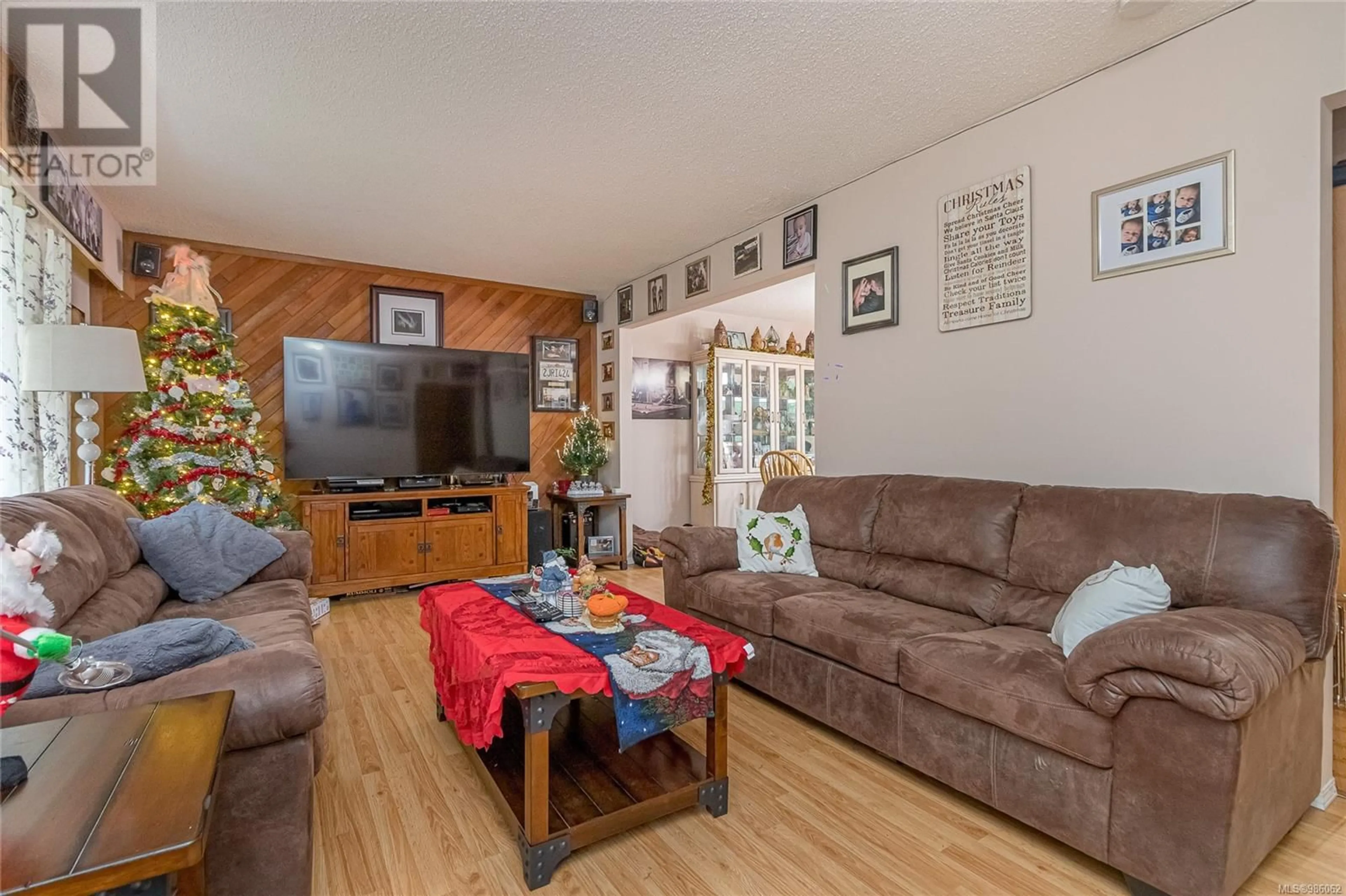 Living room with furniture, wood/laminate floor for 502 Ninth St, Nanaimo British Columbia V9R1A7